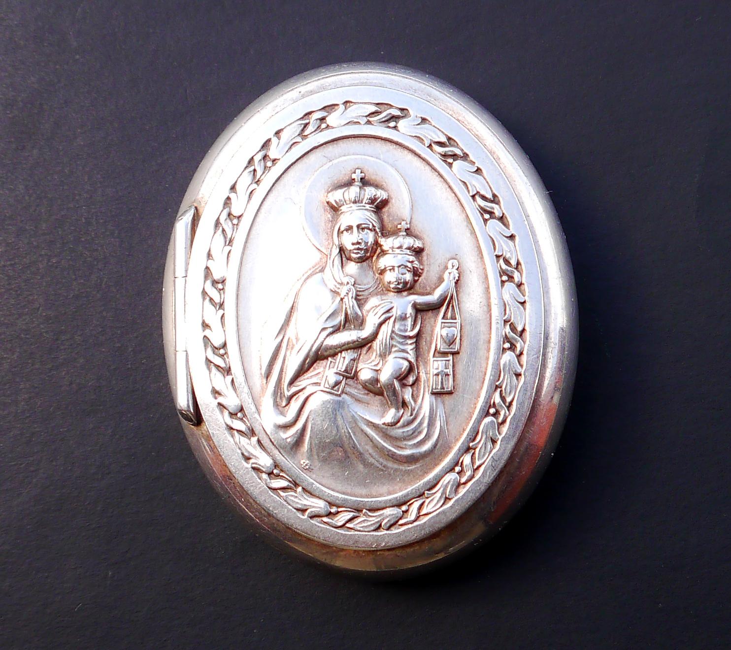 Antique Holly Mother and Child solid 925 Sterling Silver Box Pyx Pill Vanity Box For Sale 4
