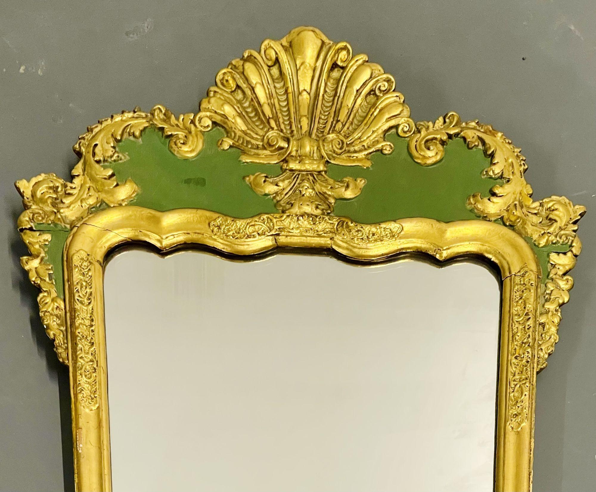 Miroir mural/console gustavien ancien. Ce superbe miroir finement sculpté est merveilleusement décoré à la peinture et à la dorure à la feuille dans une couleur vert menthe. Le cadre a un motif de coquille et de feuille avec un miroir central