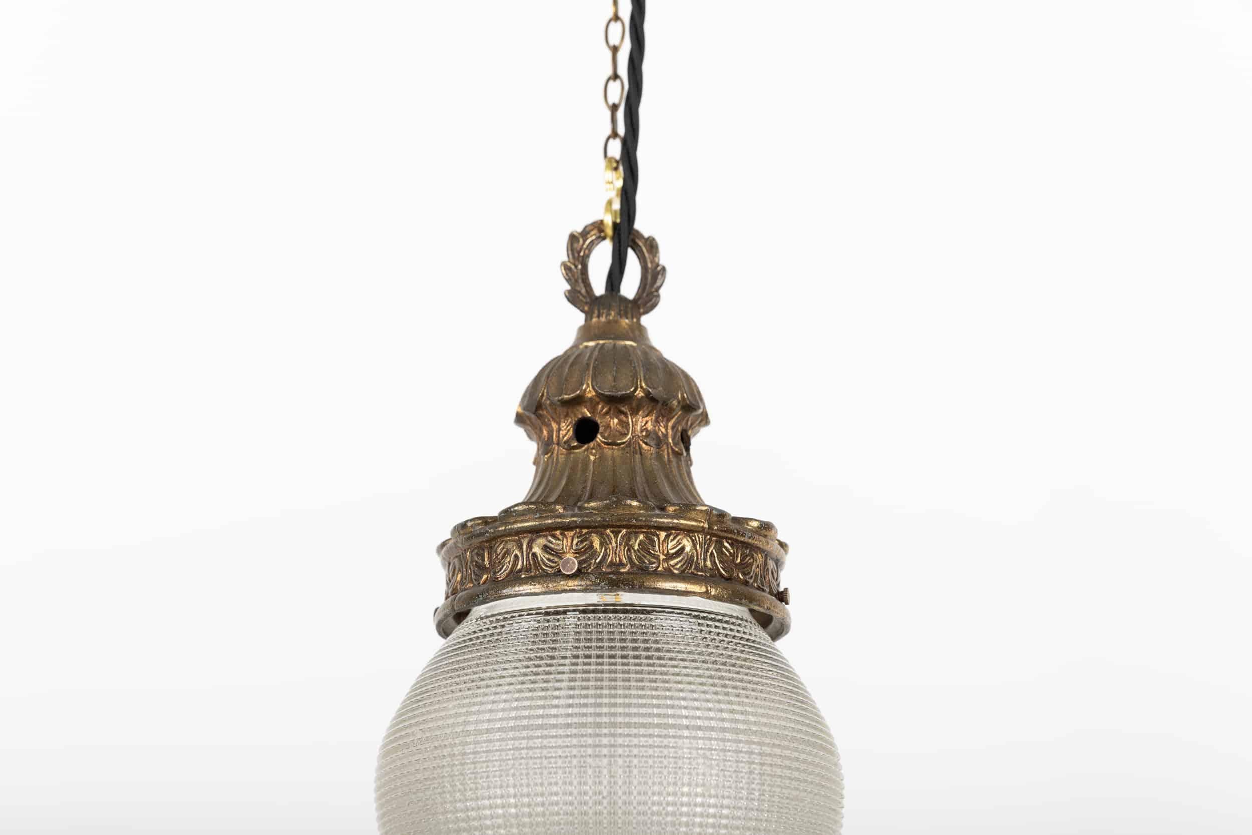 A wonderfully formed prismatic glass acorn shade made in the USA by Holophane. c.1930

Of diminutive size, lovely shape with cast metal and gilt ornate gallery.

Rewired with 1m black twisted flex.