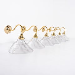 Apliques Antiguos de Cristal Prismático Holófano Acodado sobre Soportes de Latón Pulido