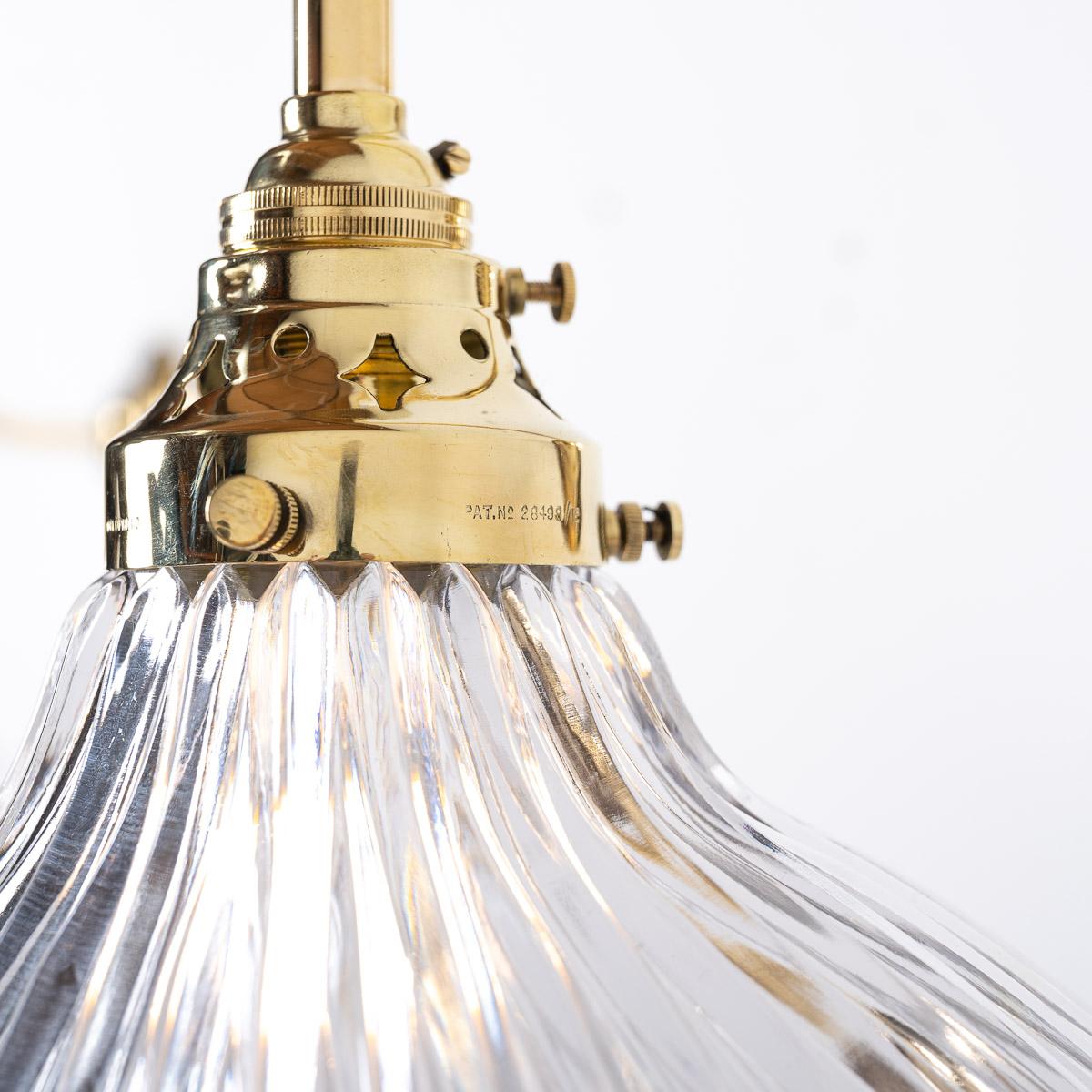 Milieu du XXe siècle Lights antiques en verre prismatique angulaire sur supports en laiton poli en vente