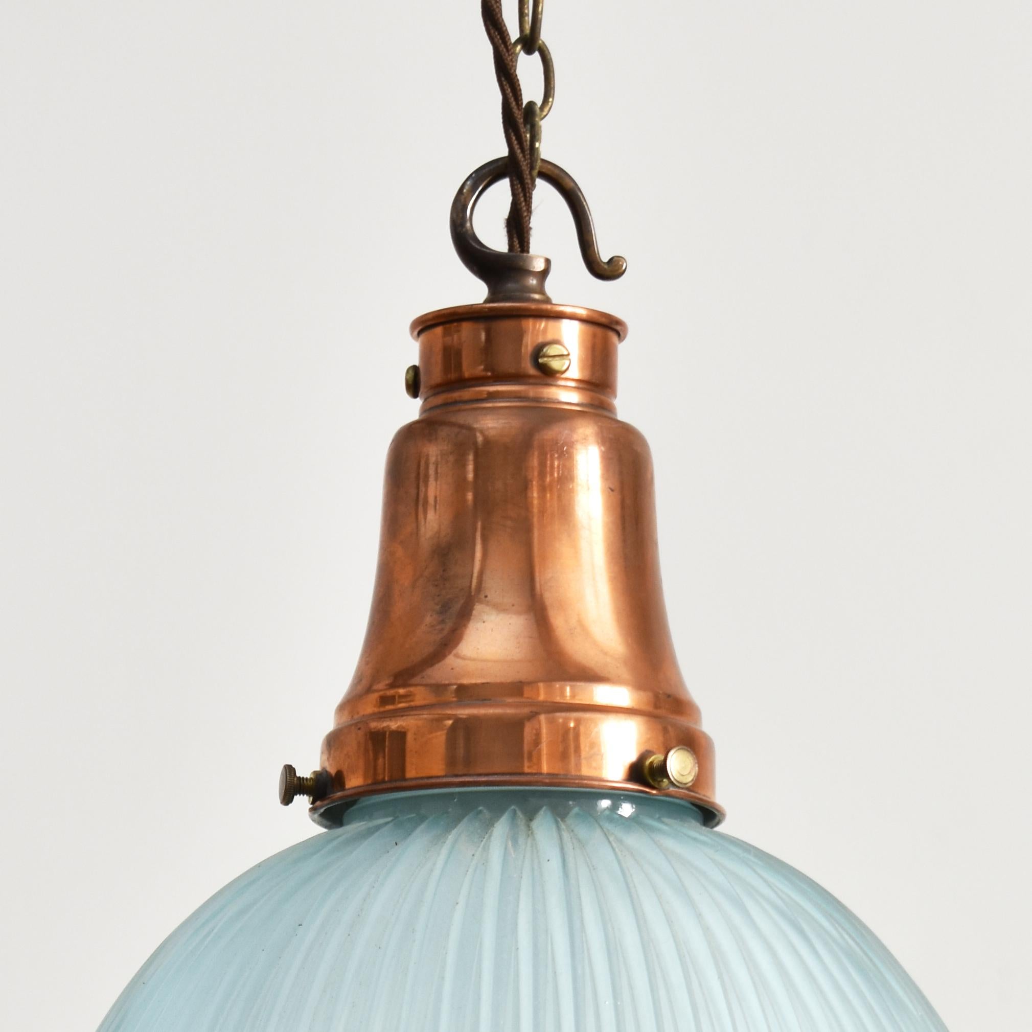 Antike Holophane Pendelleuchte - Blauer Farbton - A

Eine alte Glocken-Hängeleuchte aus Glas, hergestellt von Holophane, in einer ungewöhnlichen blauen Glasfarbe. Die Leuchte hat eine polierte GEC-Galerie aus Messing, die mit der ursprünglichen