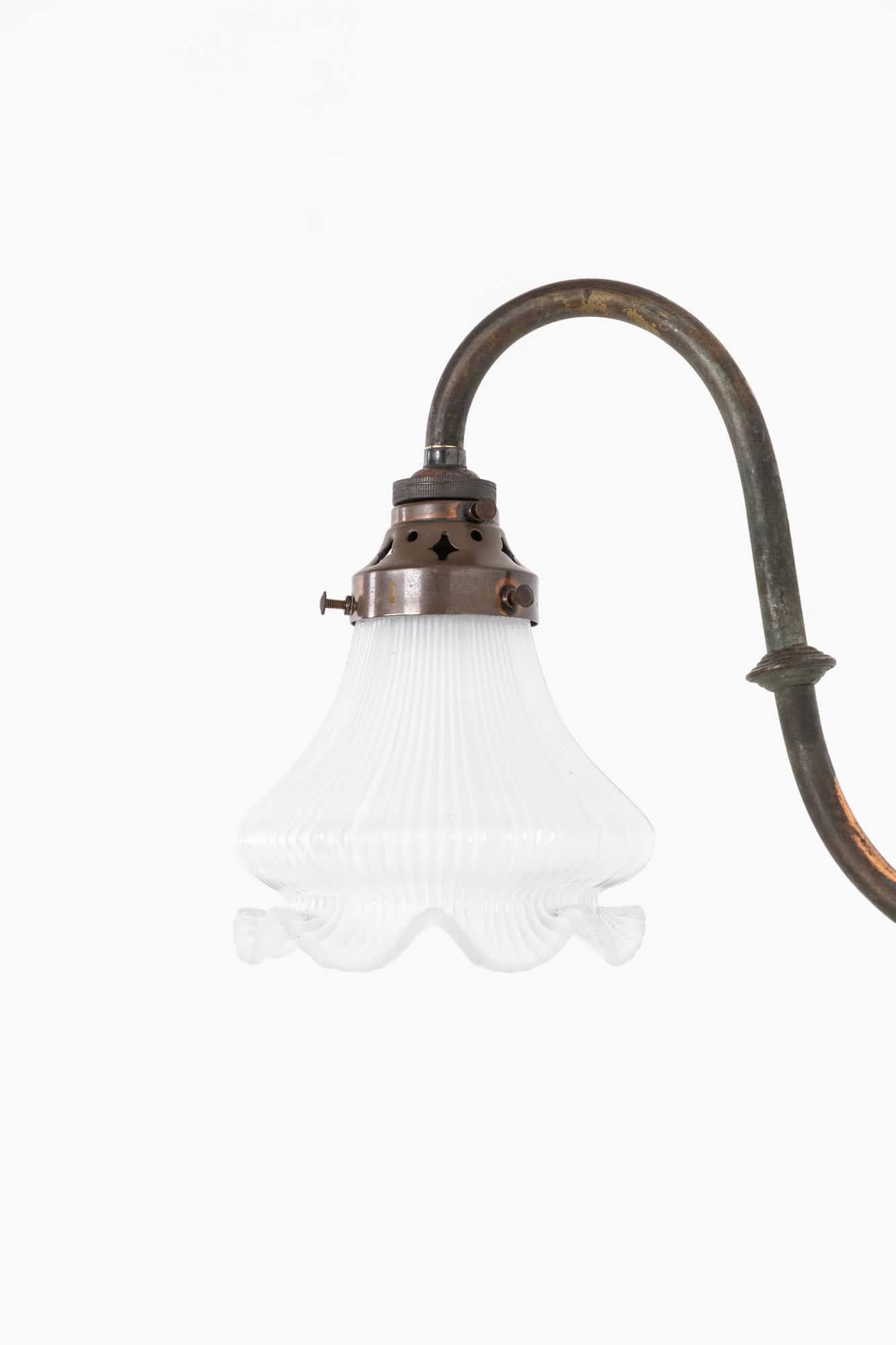 

Lampada da parete di forma elegante con paralume prismatico in vetro Holophane. C.C. 1890

Ex lampada a gas realizzata in rame e ottone, il tutto con una bellissima patina, convertita professionalmente in elettrica mantenendo le parti originali