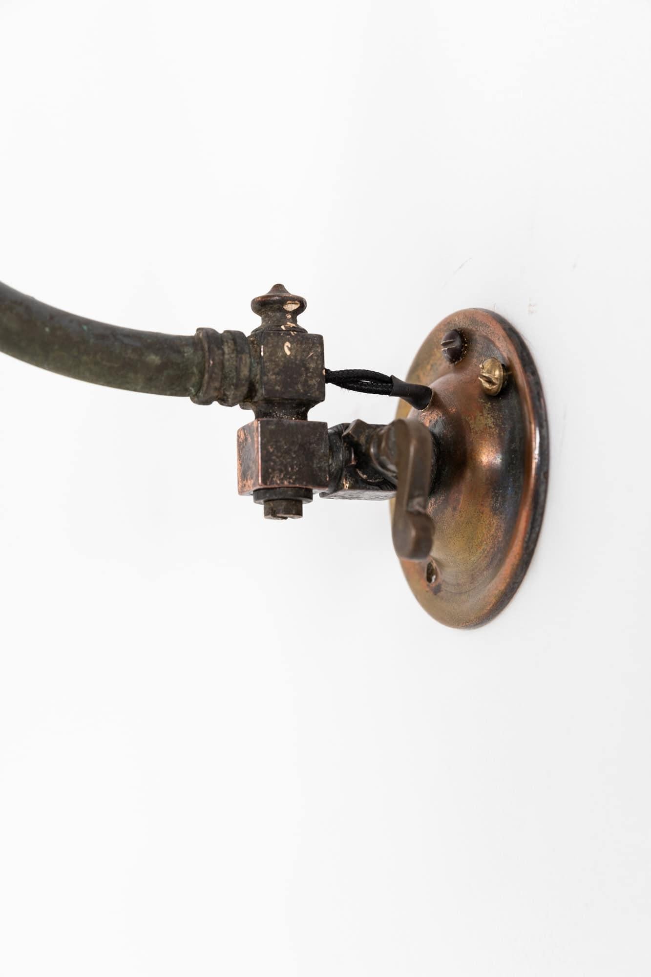 Inglese Antica lampada da parete a gas in vetro prismatico Holophane e rame, 1890 ca.