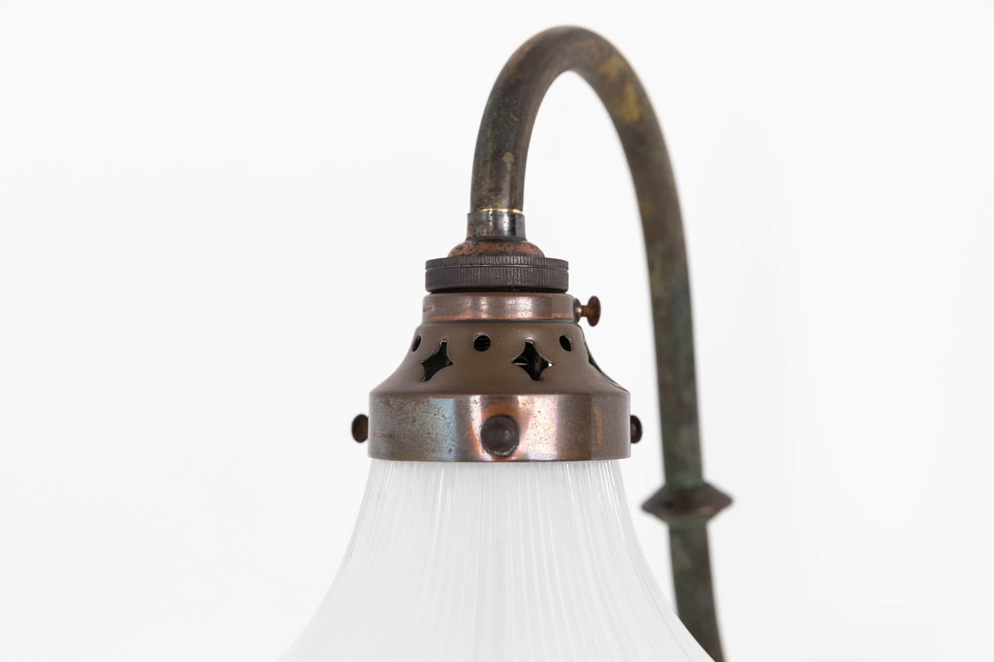 Antica lampada da parete a gas in vetro prismatico Holophane e rame, 1890 ca. In condizioni discrete a London, GB