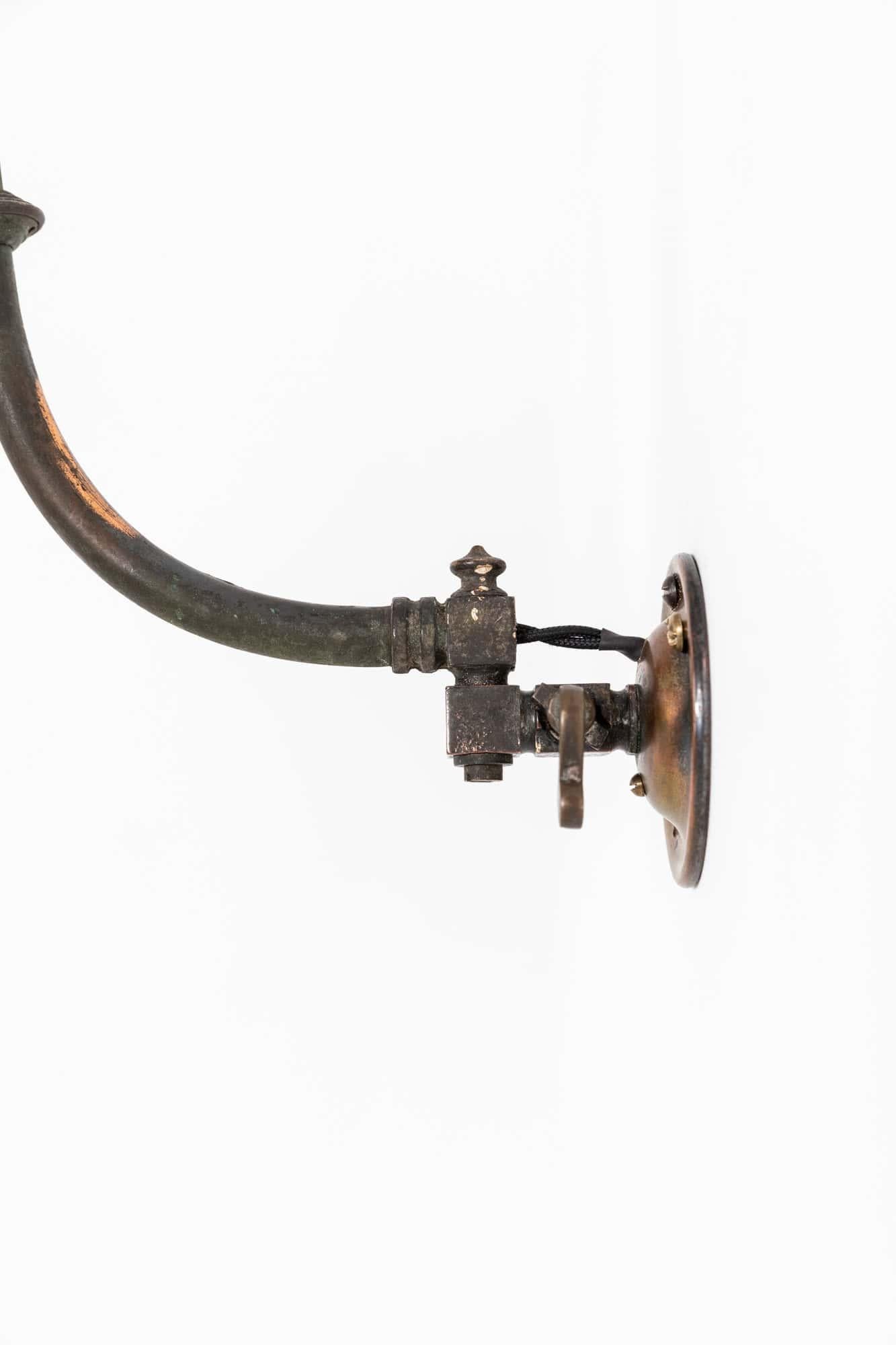 Inizio XX secolo Antica lampada da parete a gas in vetro prismatico Holophane e rame, 1890 ca.