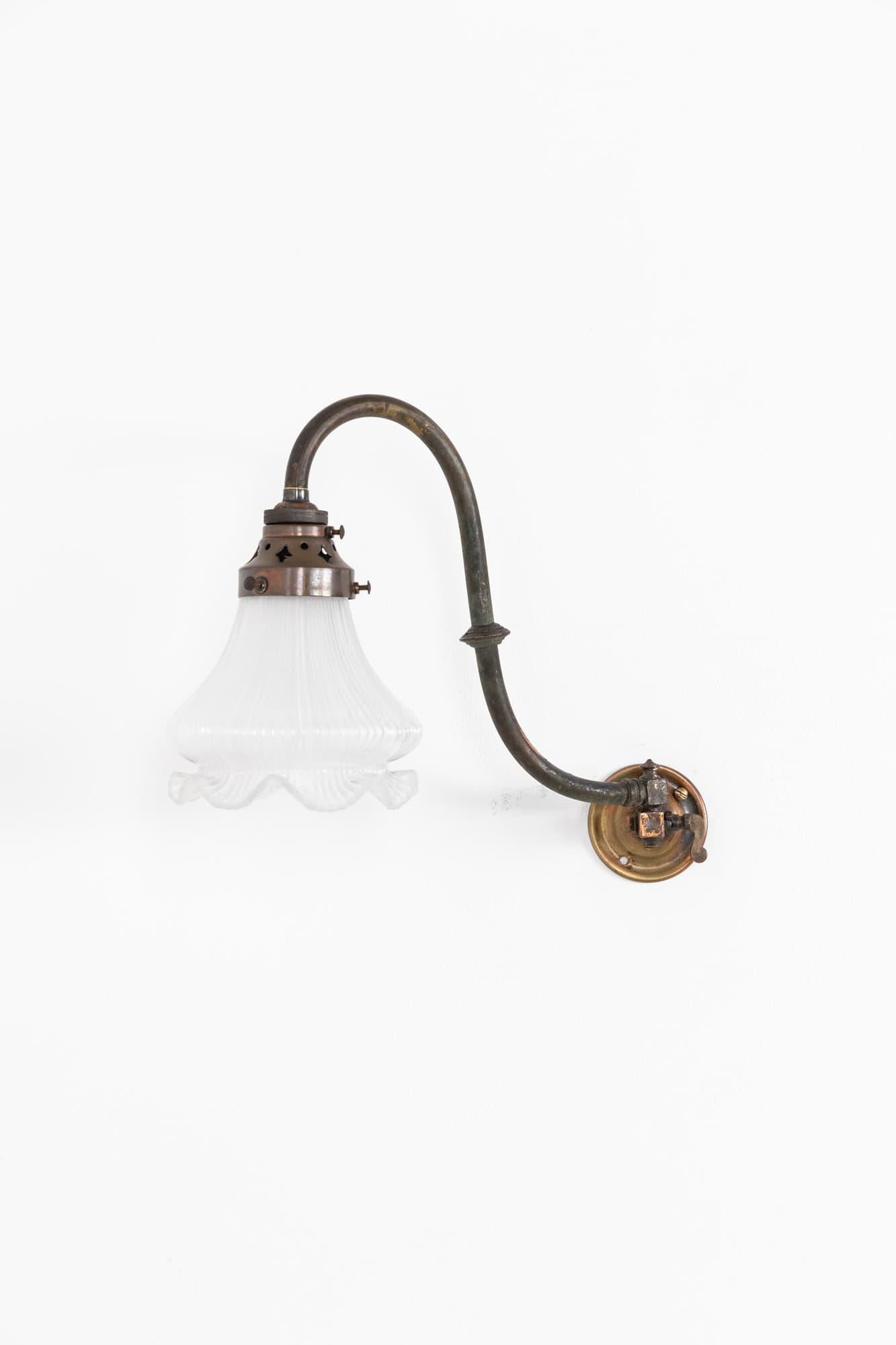 Ottone Antica lampada da parete a gas in vetro prismatico Holophane e rame, 1890 ca.