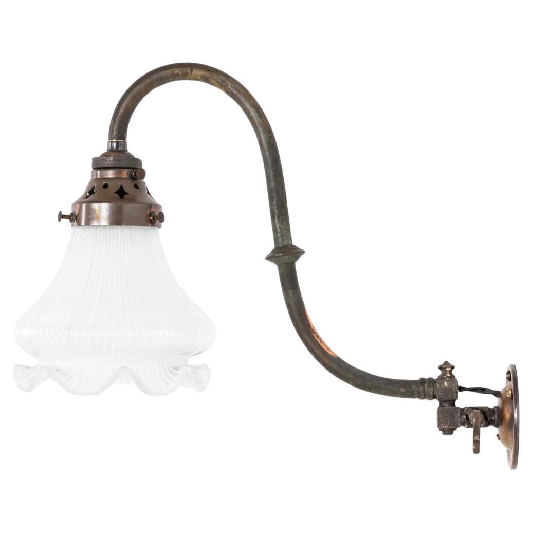 Antica lampada da parete a gas in vetro prismatico Holophane e rame, 1890 ca.