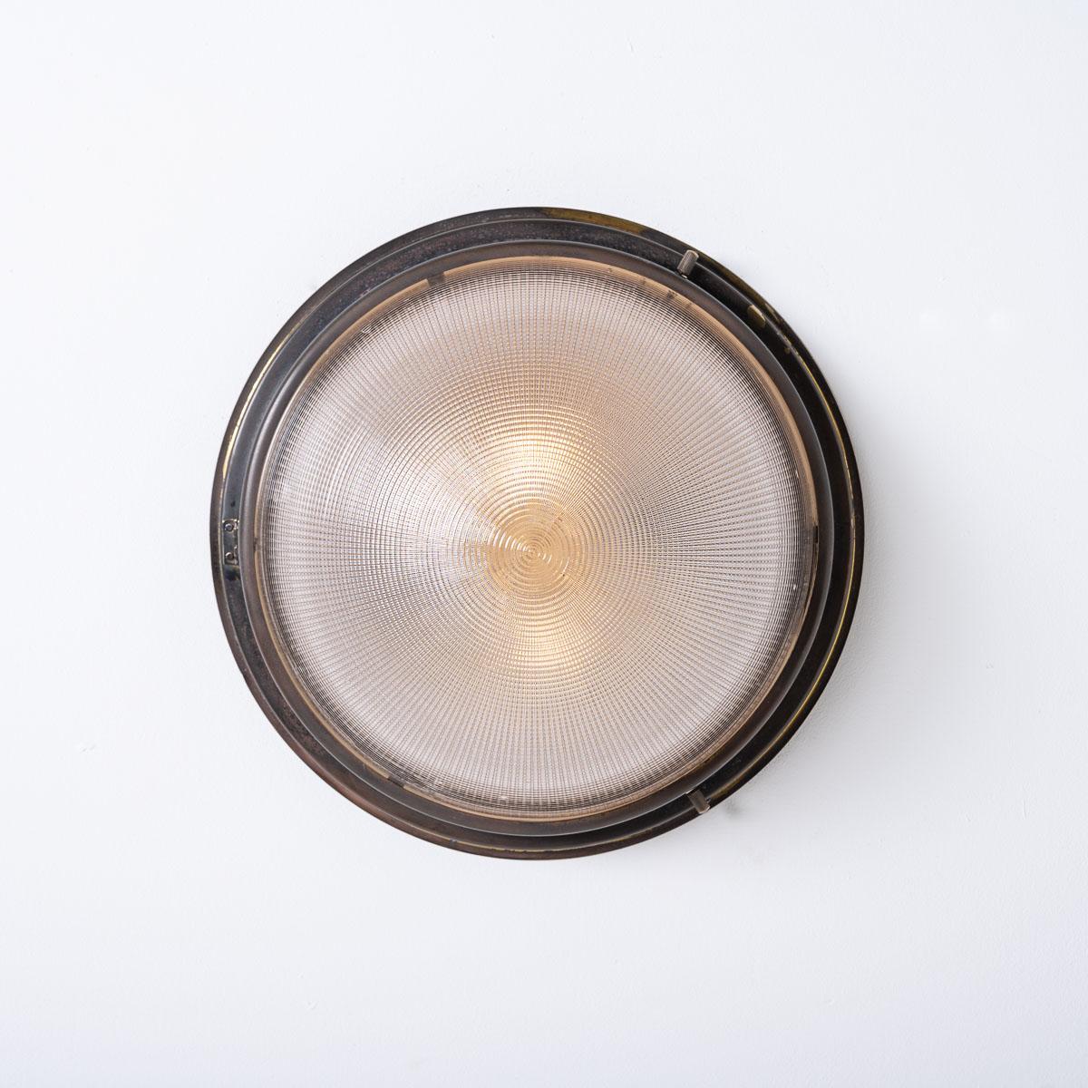 Vintage Holophane Blondel Bowl Flush Ceiling Fitting

Stunning circular flush ceiling / wall light by Holophane, Made in England circa 1930.

Beautiful aged copper fitting with wonderful patina hold a rare Holophane 12