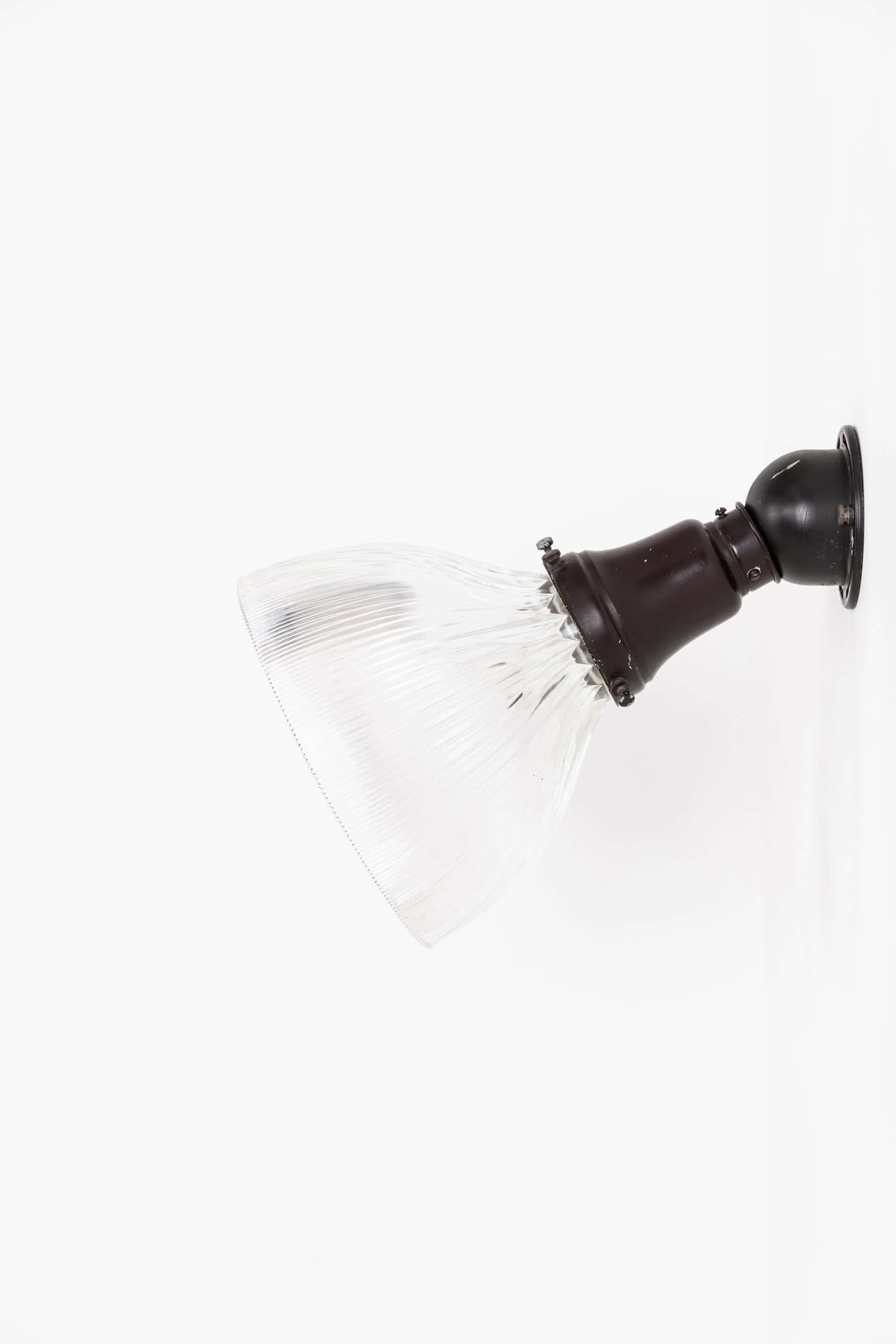 

Un'elegante lampada industriale da incasso in vetro realizzata da Holophane. C.C. 1930

Una lampada di qualità, con galleria originale e timbrata e supporto regolabile. Paralume in vetro prismatico, anch'esso marchiato Holophane. Può essere