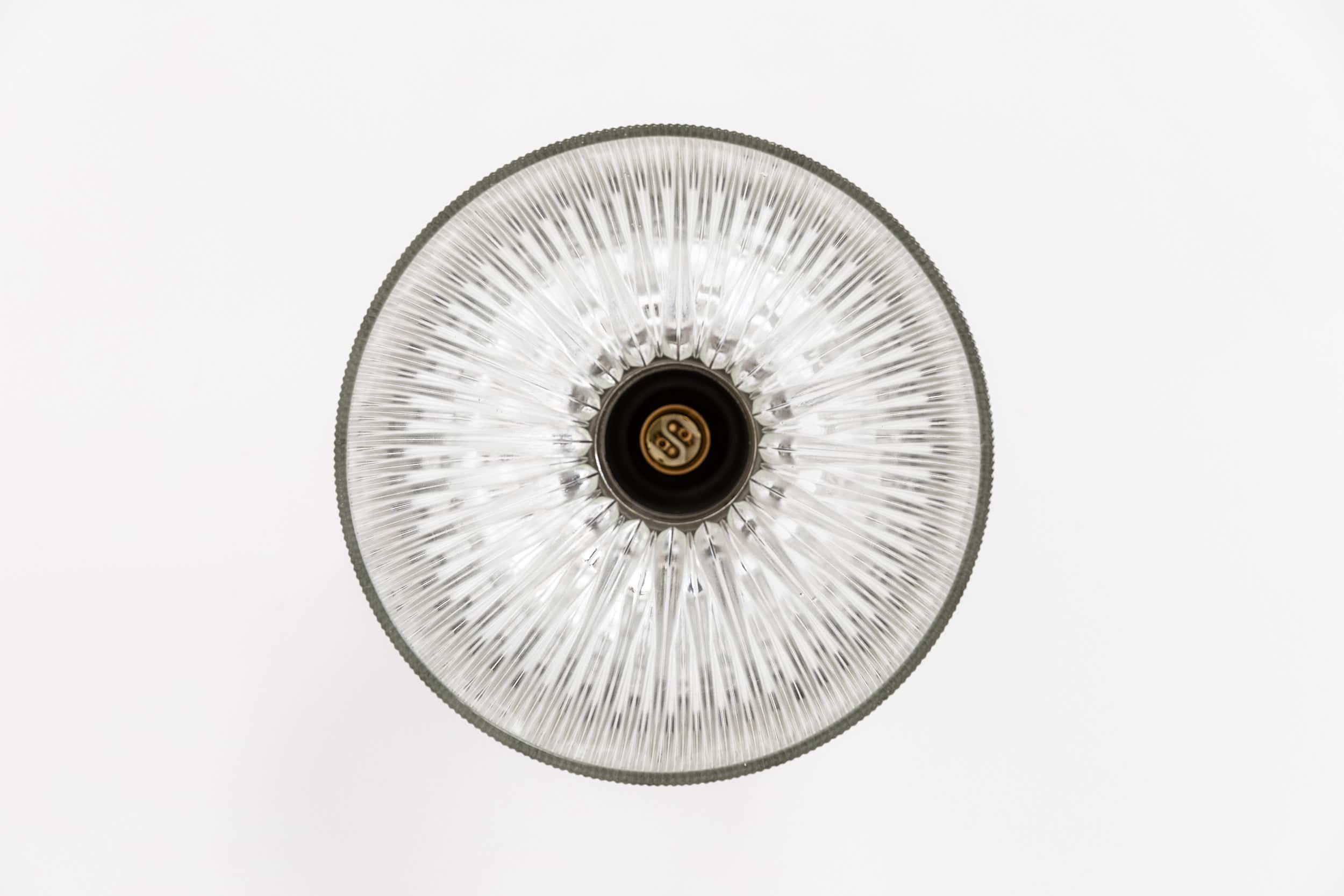 Art Déco Antica lampada da soffitto a parete montata ad incasso in ottone con vetro prismatico Holophane, 1930 ca. in vendita