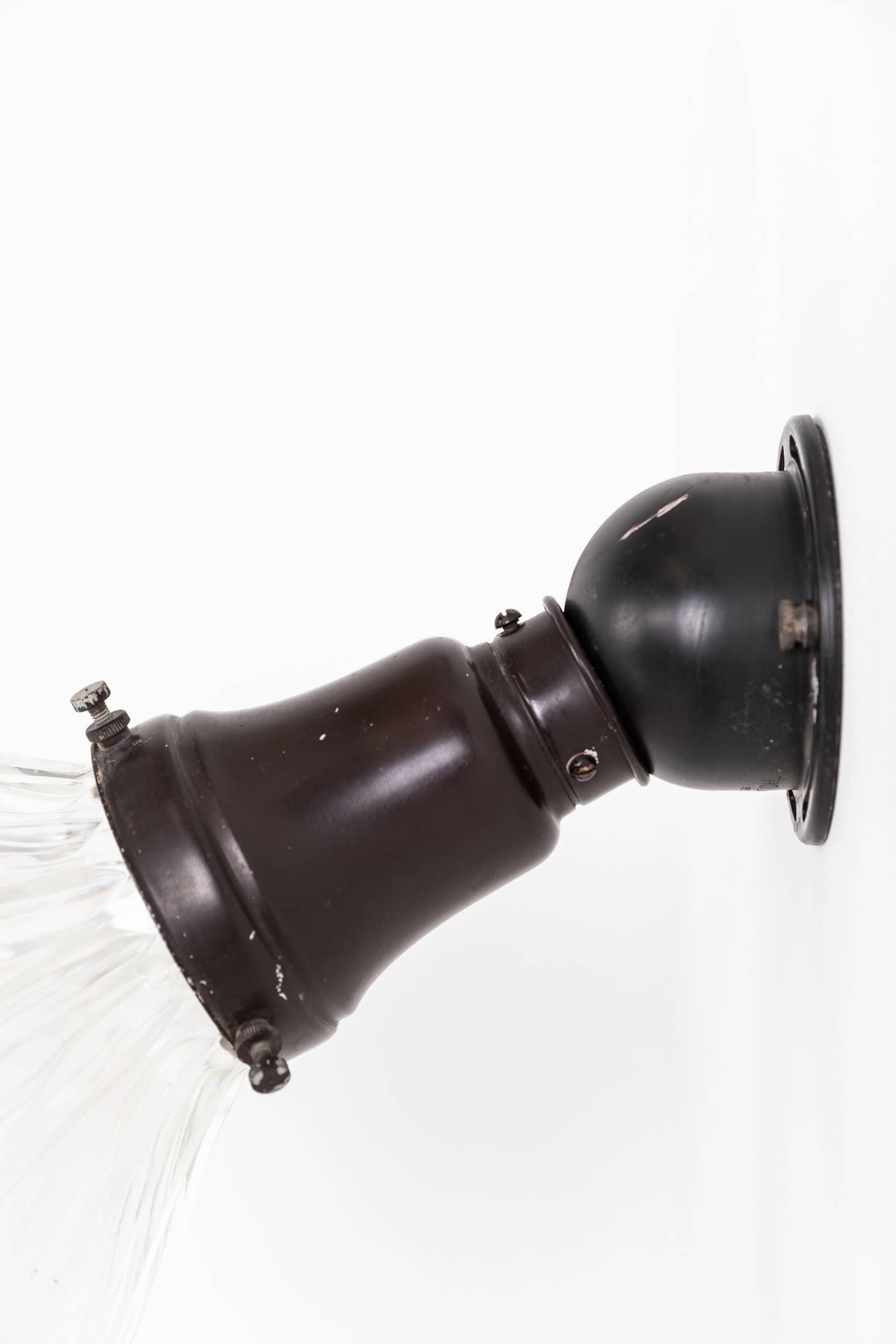 Inglese Antica lampada da soffitto a parete montata ad incasso in ottone con vetro prismatico Holophane, 1930 ca. in vendita