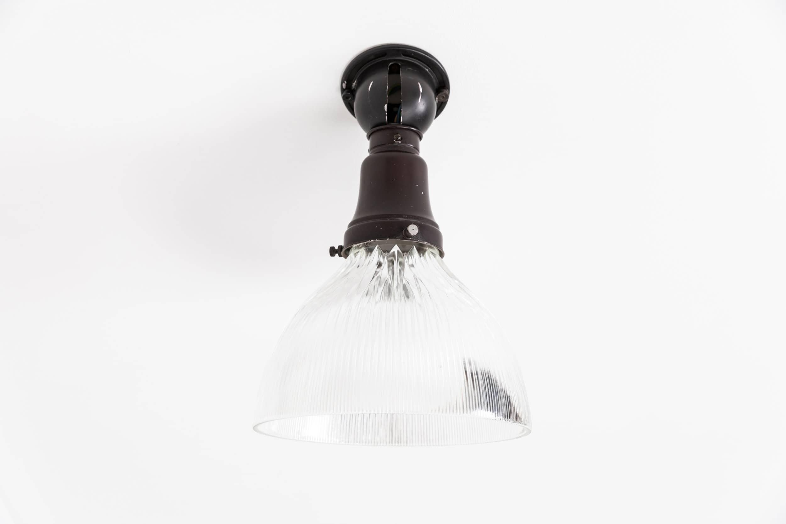Pressato Antica lampada da soffitto a parete montata ad incasso in ottone con vetro prismatico Holophane, 1930 ca. in vendita