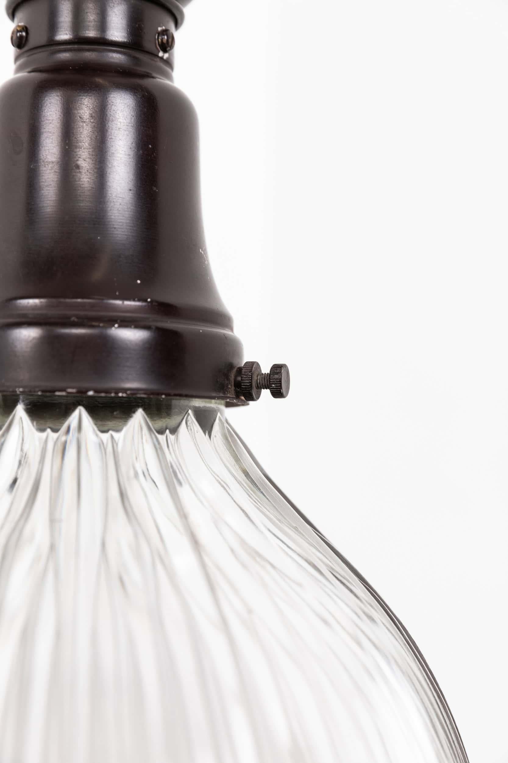 Antica lampada da soffitto a parete montata ad incasso in ottone con vetro prismatico Holophane, 1930 ca. In condizioni buone in vendita a London, GB