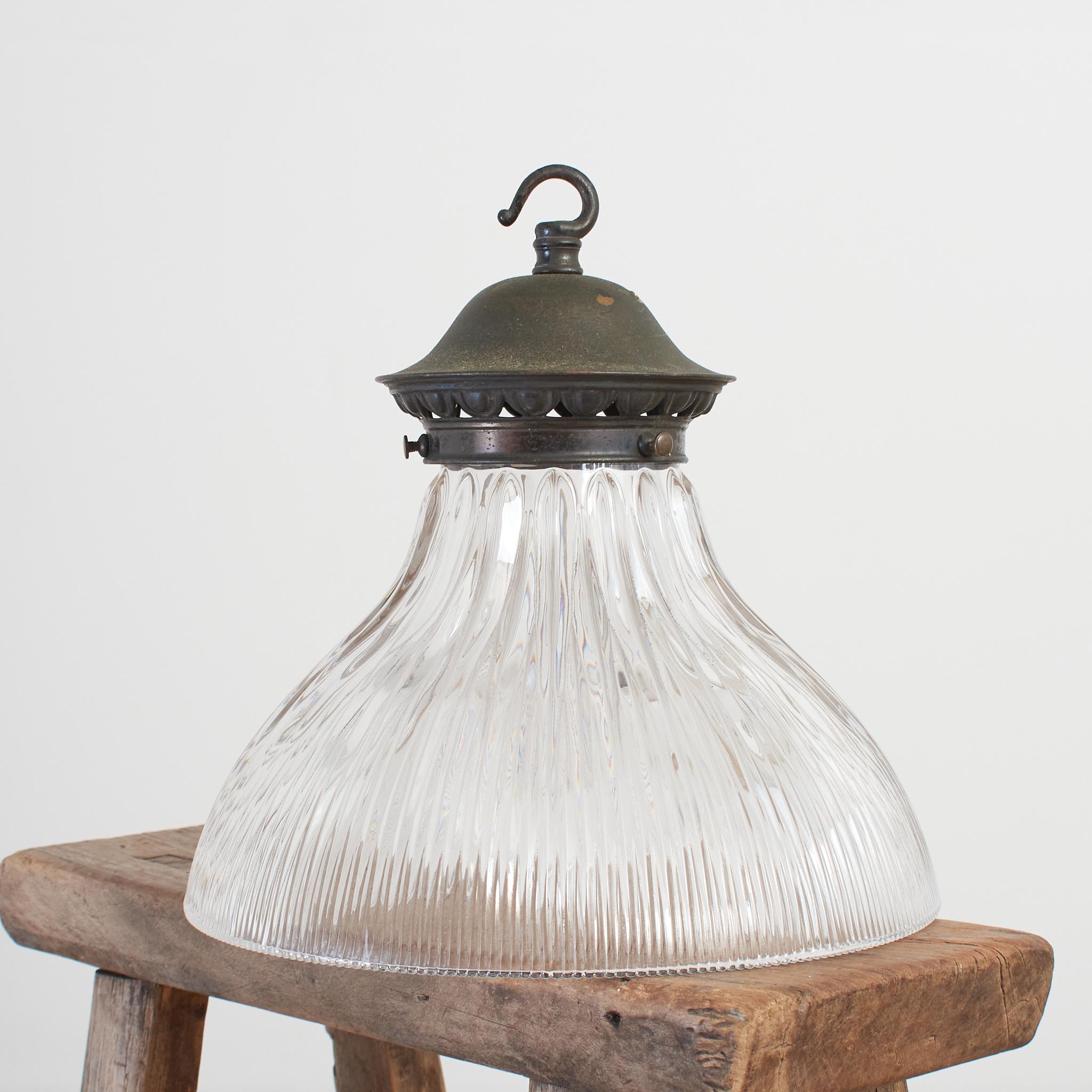 Lampada a sospensione antica in vetro Holophane recuperato - L.

Un paralume a campana d'epoca in vetro Holophane prismatico per lampade a sospensione, che si presenta bene sia illuminato che spento. La lampada ha conservato la sua galleria