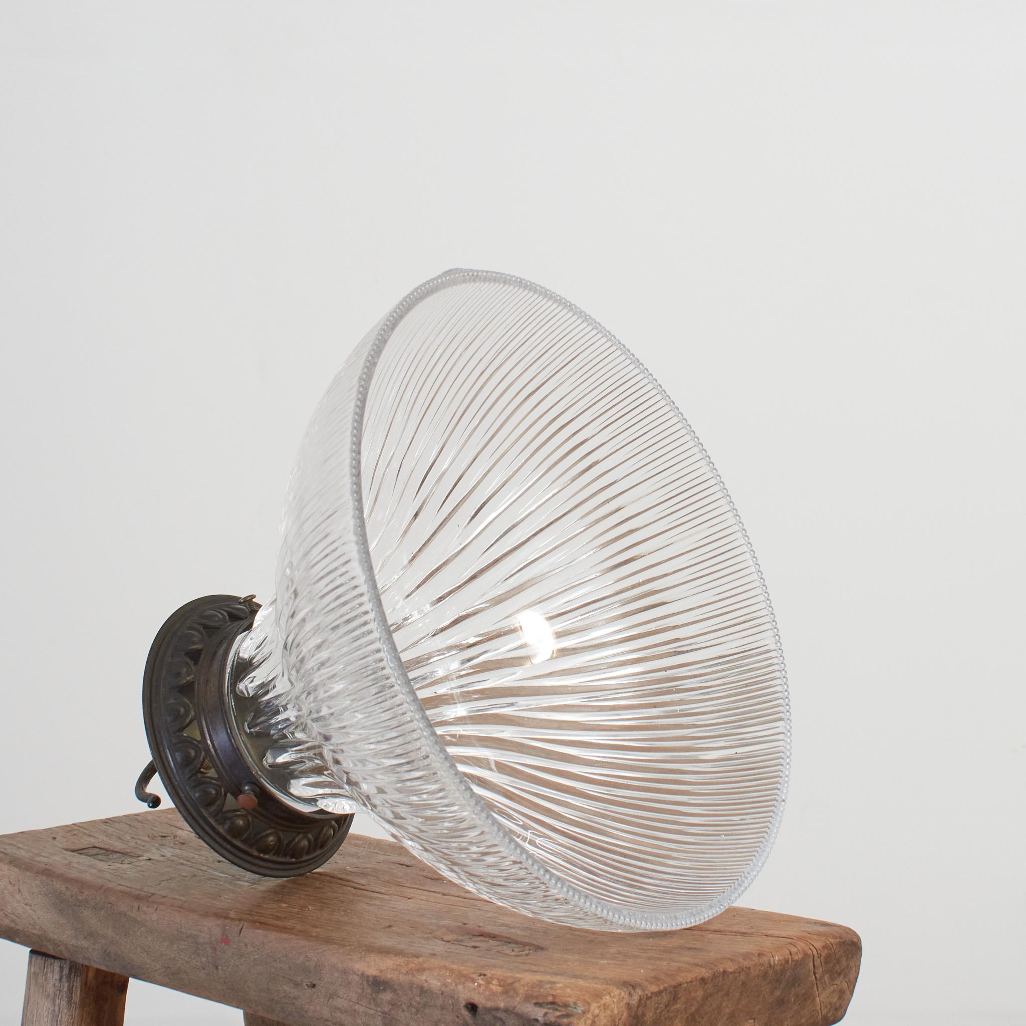 Mid-Century moderno Antico pendente da soffitto per cucina in vetro prismatico Holophane in vendita