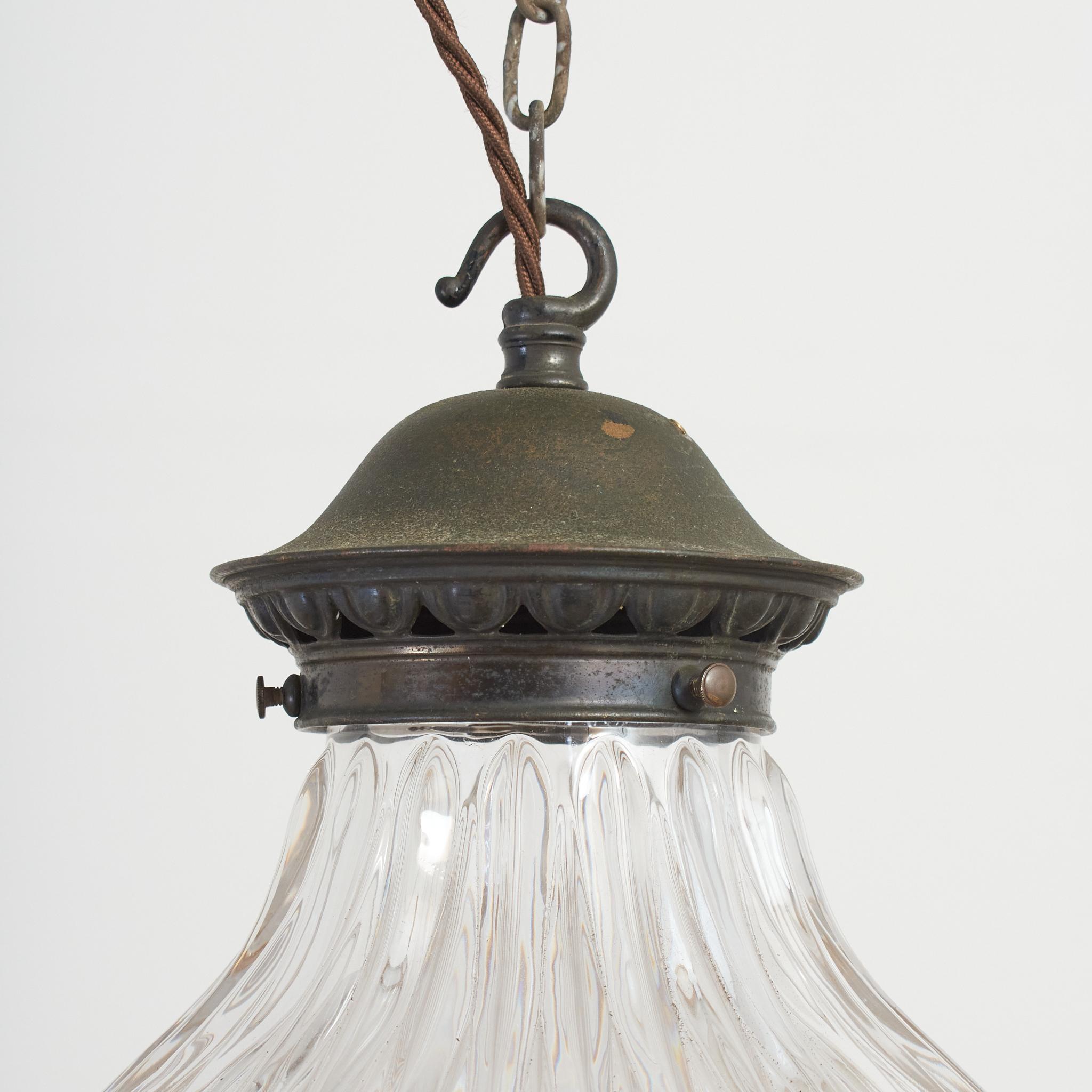 Antico pendente da soffitto per cucina in vetro prismatico Holophane In condizioni buone in vendita a Stockbridge, GB