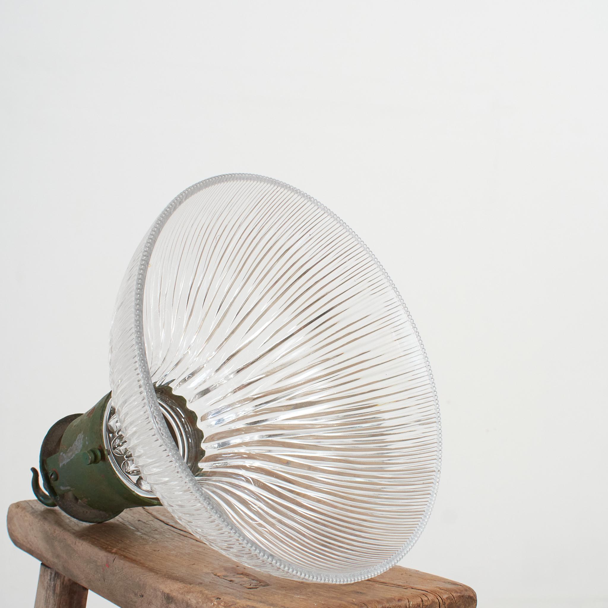 Alluminio Antico pendente da soffitto per cucina in vetro prismatico Holophane in vendita