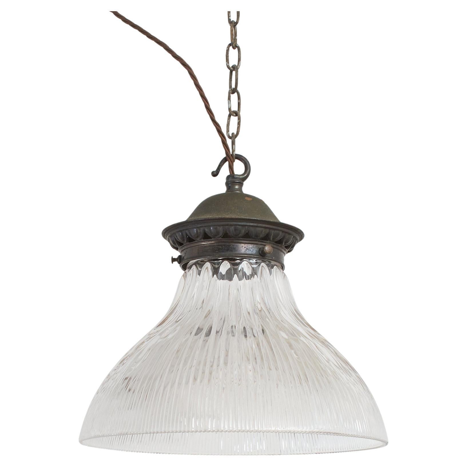 Plafonnier de cuisine d
église ancien en verre prismatique Holophane