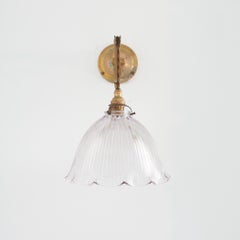 Lampada da parete in ottone per isola da cucina con vetro prismatico Holophane antico