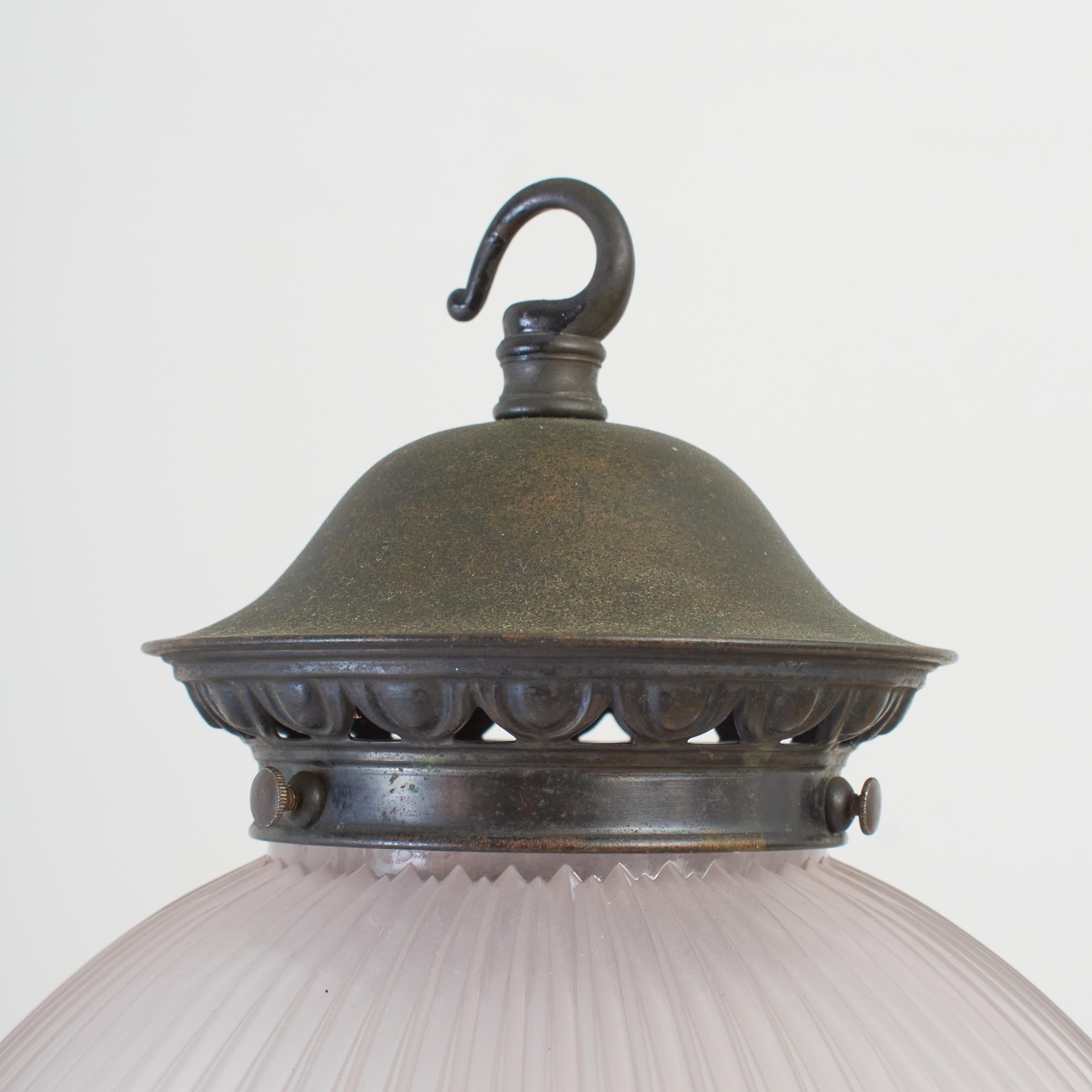 Lampada a sospensione per isola da cucina in vetro prismatico antico Holophane in vendita 3