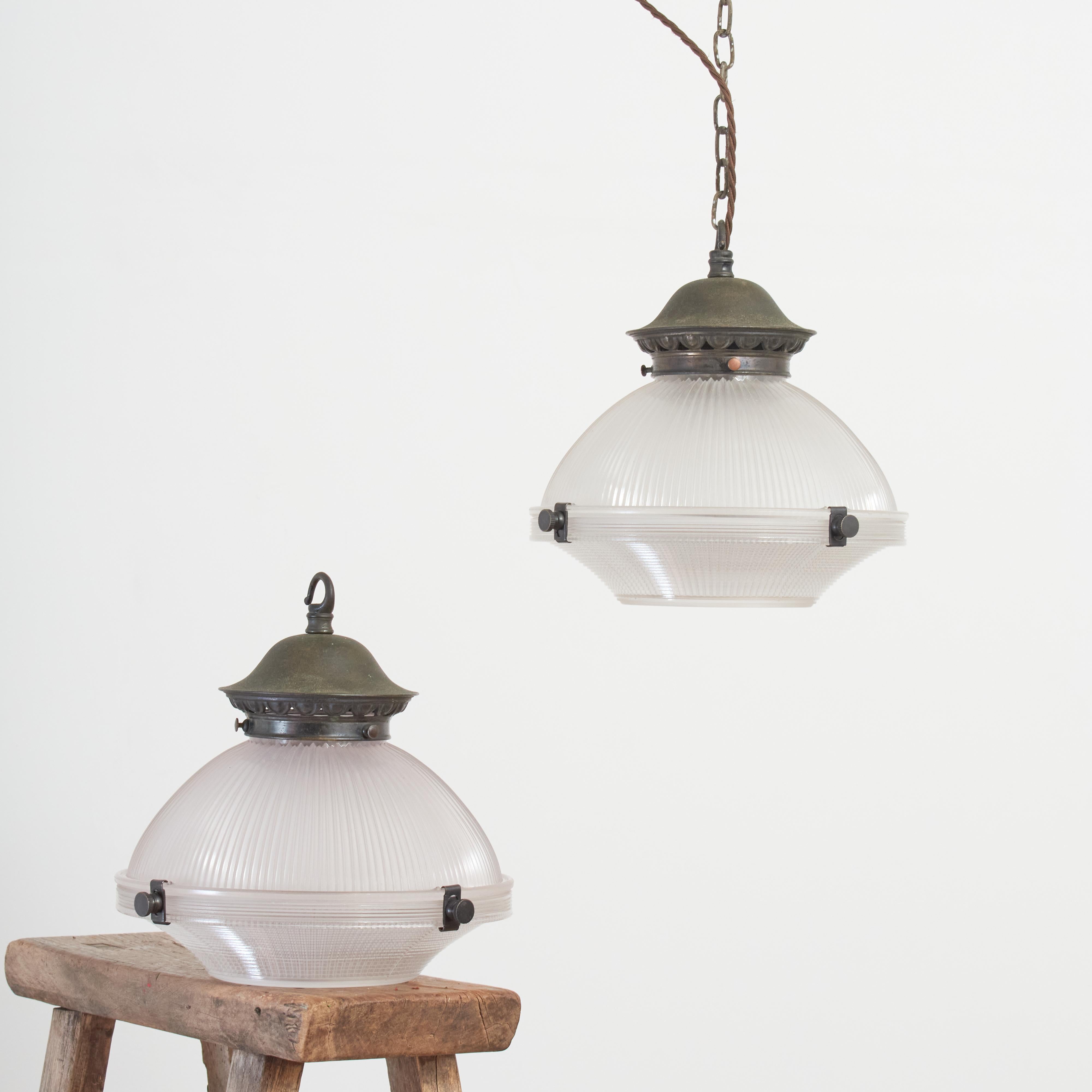 Lampada a sospensione per isola da cucina in vetro prismatico antico Holophane in vendita 4