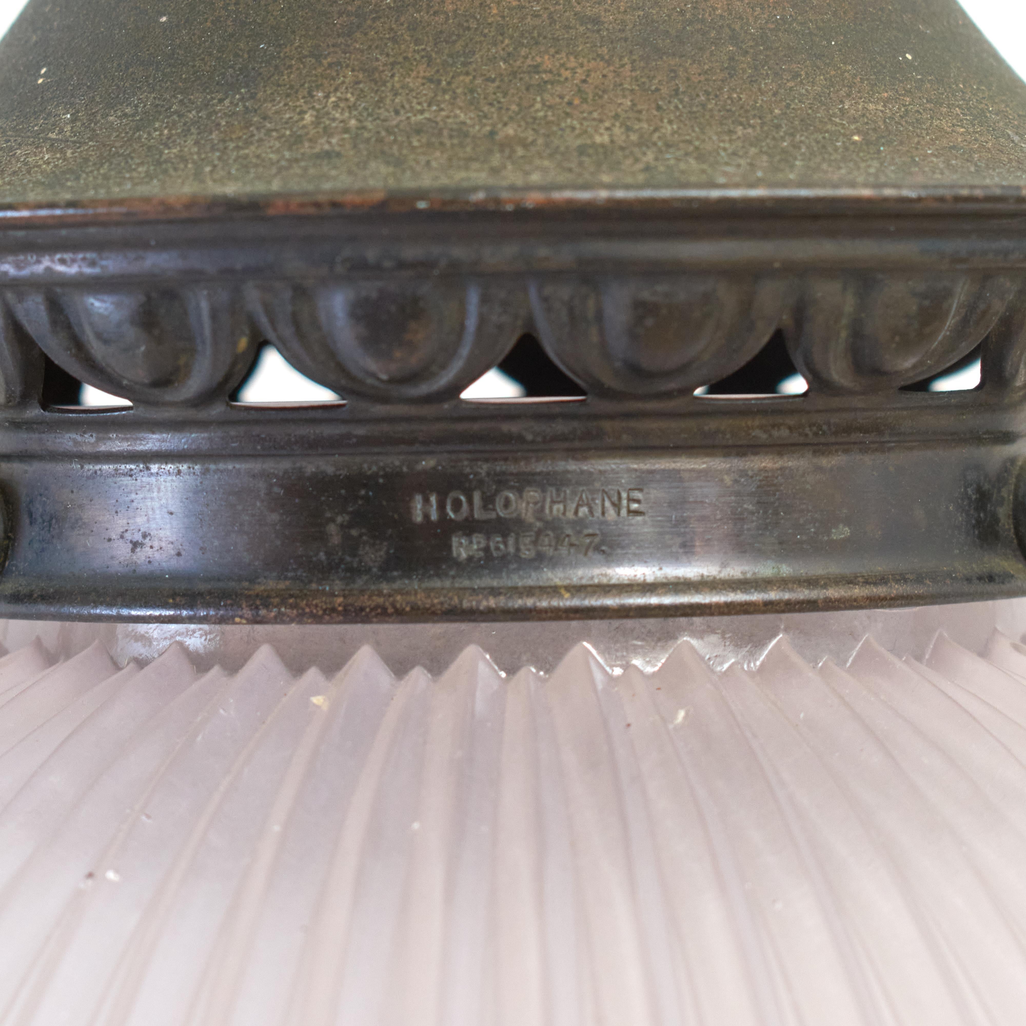 Mid-Century moderno Lampada a sospensione per isola da cucina in vetro prismatico antico Holophane in vendita