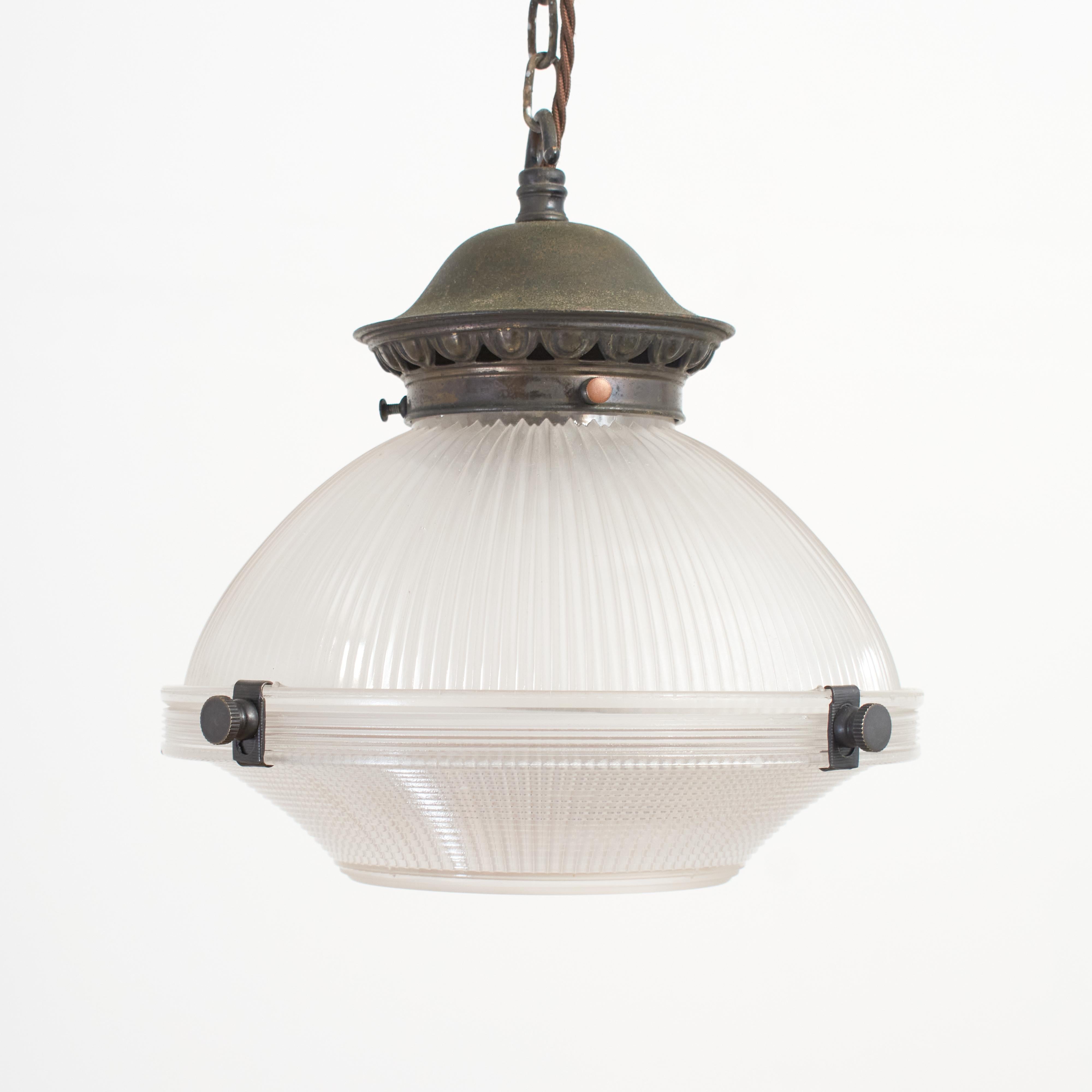 Lampada a sospensione per isola da cucina in vetro prismatico antico Holophane In condizioni buone in vendita a Stockbridge, GB