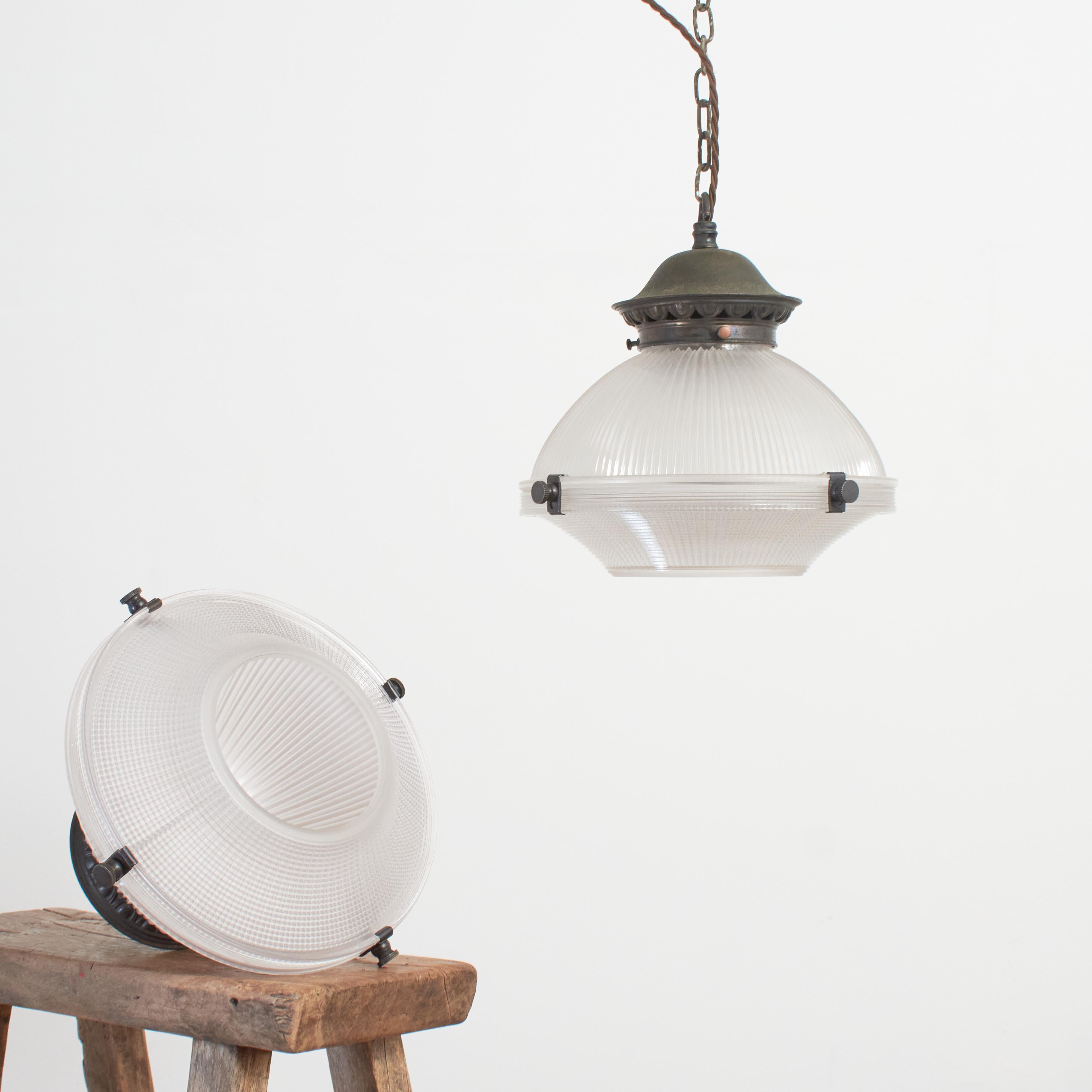 Alluminio Lampada a sospensione per isola da cucina in vetro prismatico antico Holophane in vendita