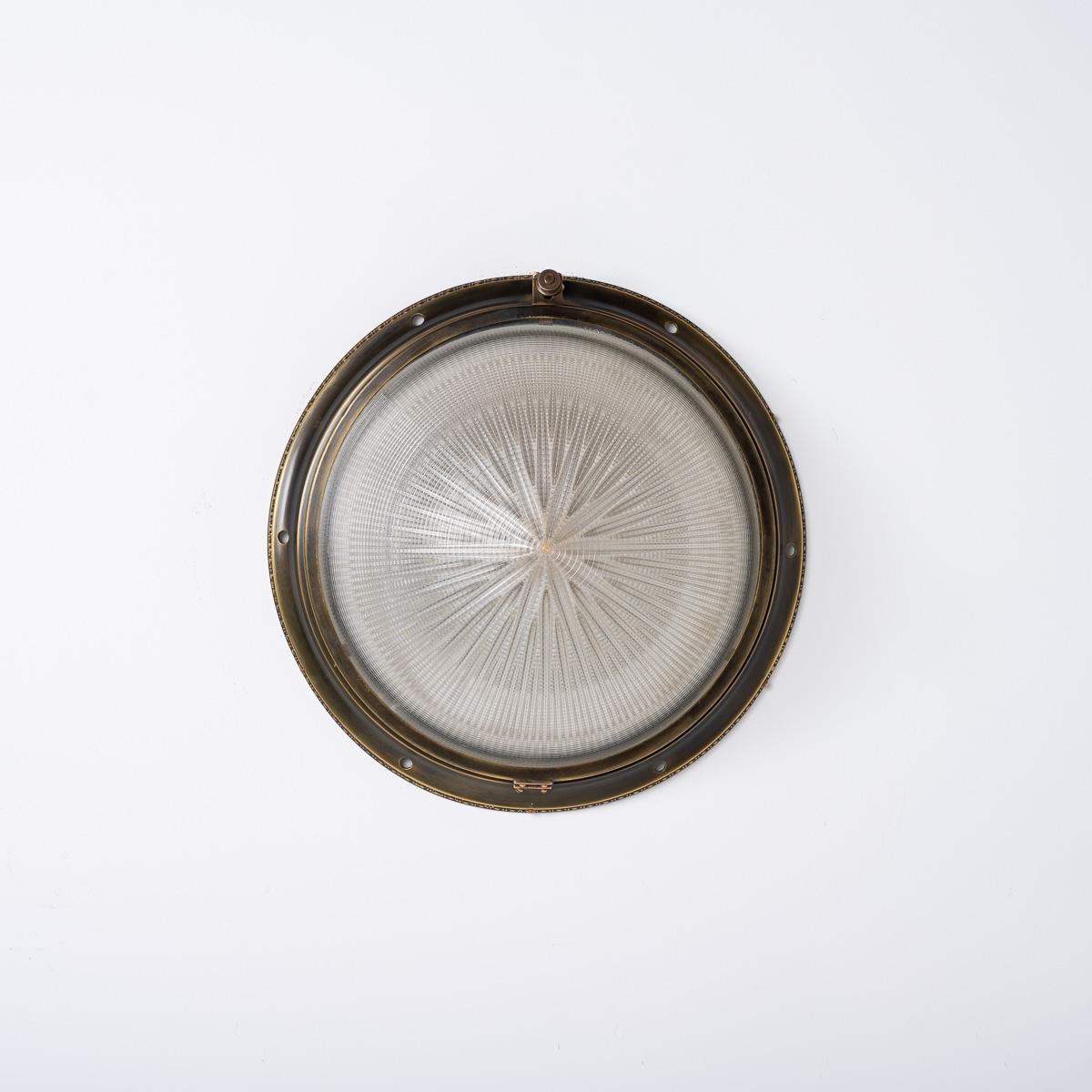 Stunning Vintage Holophane Flush to Ceiling Prismatic Bowl Fitting

Stunning circular flush ceiling / wall light by Holophane, Made in England circa 1930.

Beautiful aged brass fittings with wonderful patina holding a rare Holophane 12