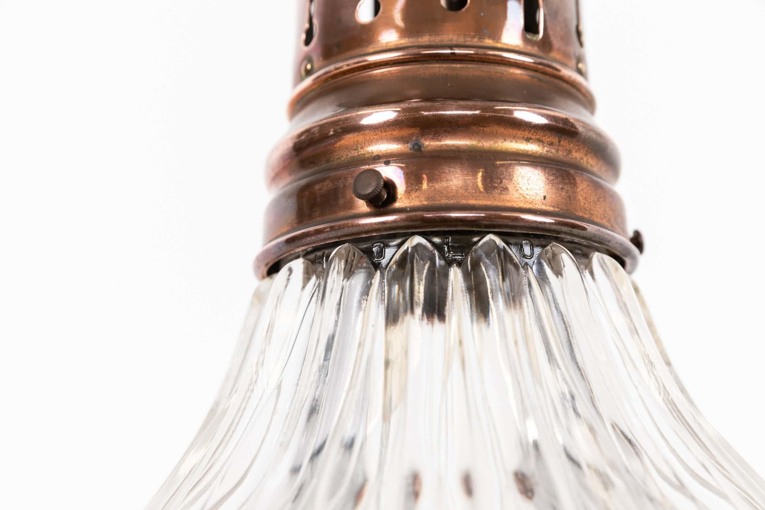 Elegante lámpara colgante de cristal fabricada en Inglaterra por Holophane. c.1920

Maravillosa pantalla de cristal prismático 