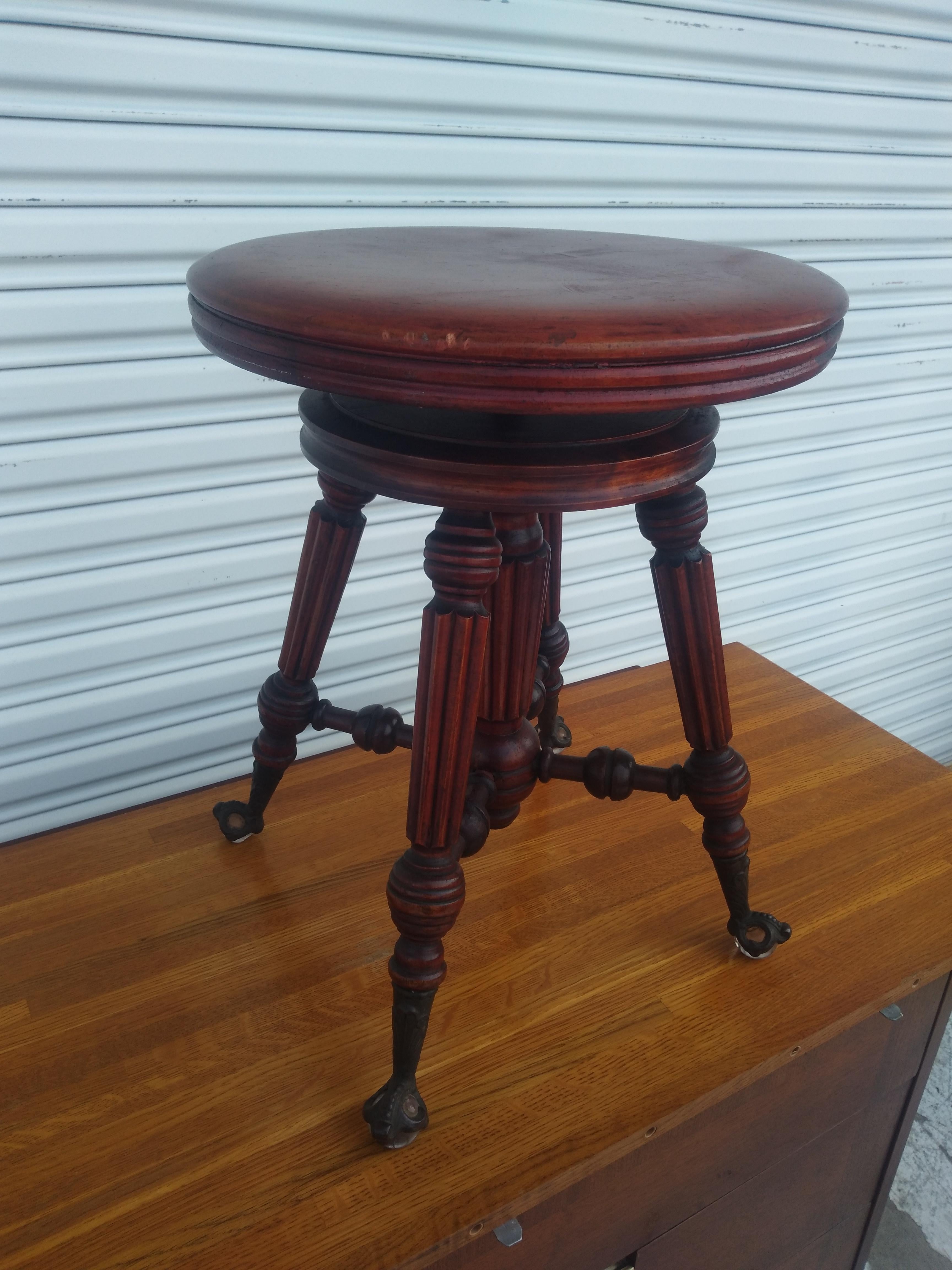 Antique Holtzman & Sons Swivel Adjustable Piano Stool w/ Glass Ball & Claw Feet In Good Condition In Pasadena, TX