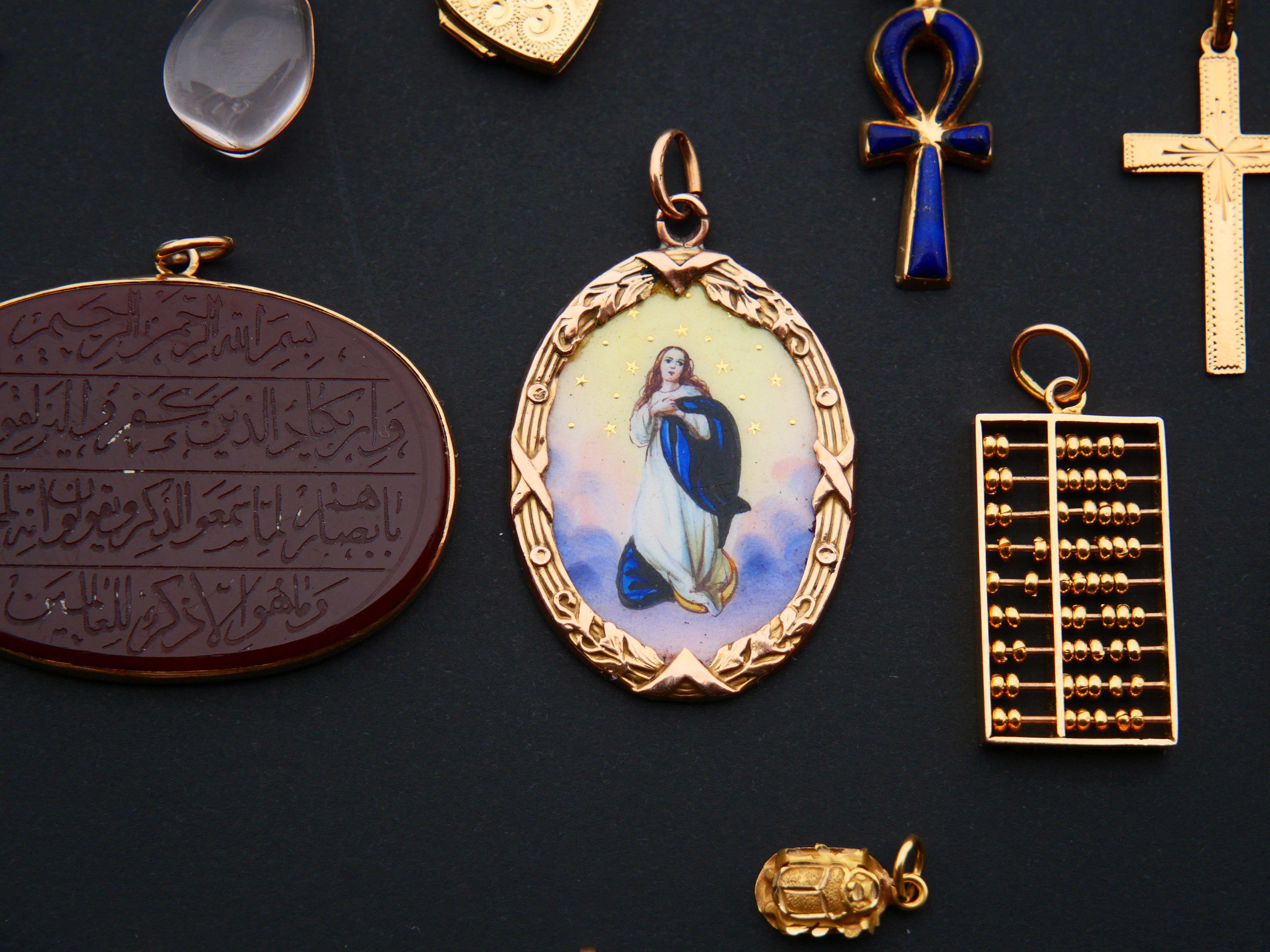 Antique Holy Maria Mary Immaculate Pendant Enamel Solid 14K Gold / 7.7 gr For Sale 6