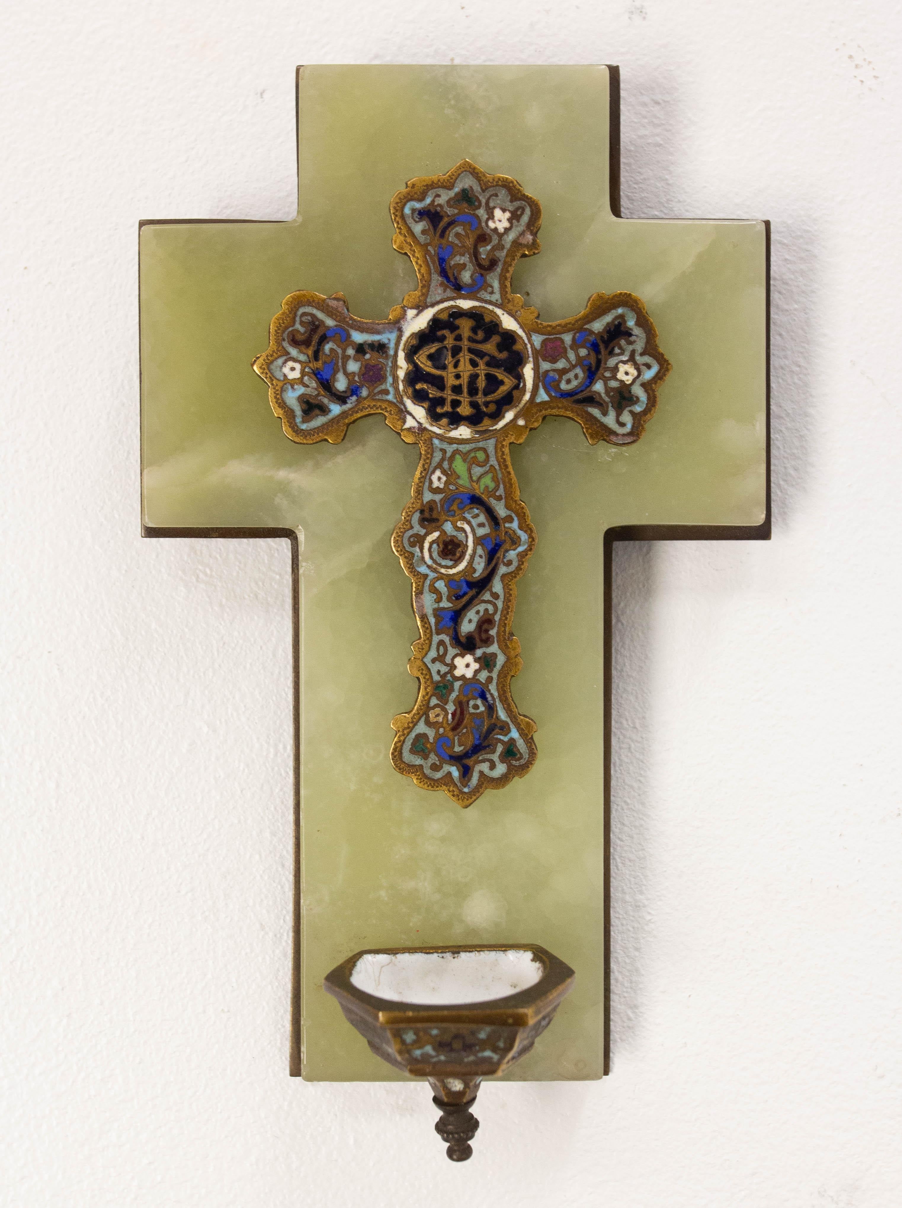 Bénitier crucifix Napoléon III, Français, XIXe siècle
Émail champlevé français
Bénitier crucifix eau bénite murale fin 19ème siècle.
Monté sur une boucle de suspension en bronze d'origine.
Monogramme JHS au milieu de la croix
Bon état pour son âge