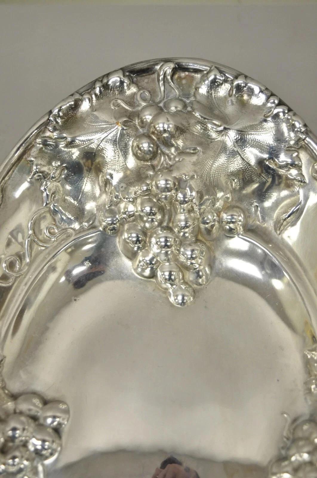 Antico piatto vittoriano Homan Mfg Co. 1685 placcato d'argento con rilievo a forma di vite. L'articolo presenta grappoli d'uva e viti in rilievo, piatto profondo di forma ovale, timbro originale, brevettato il 23 dicembre 1903. Circa all'inizio del