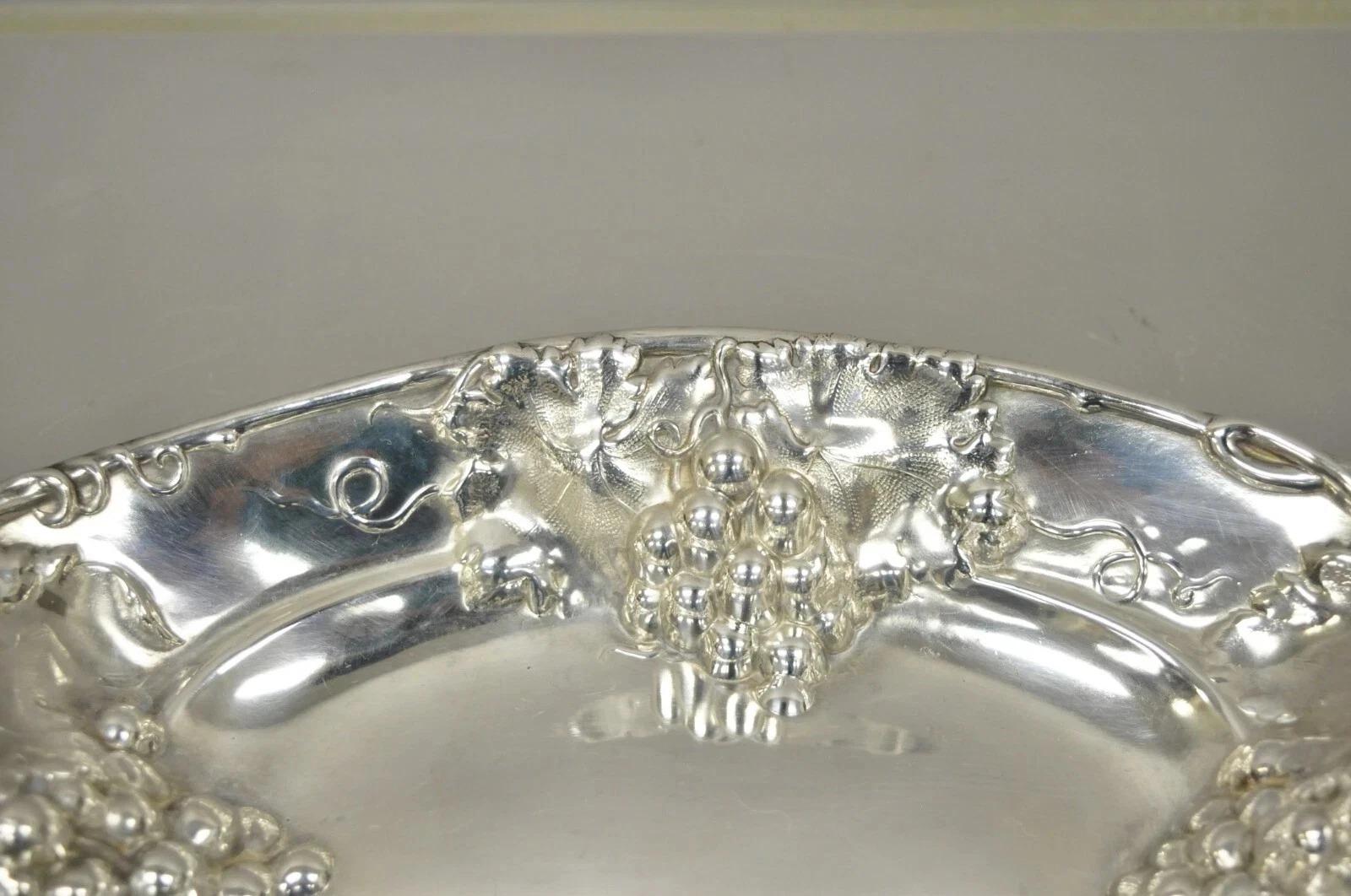 Vittoriano Antico Homan Mfg 1685 Placcato in argento Repousse in rilievo Grapevine Bar Nut Diship in vendita
