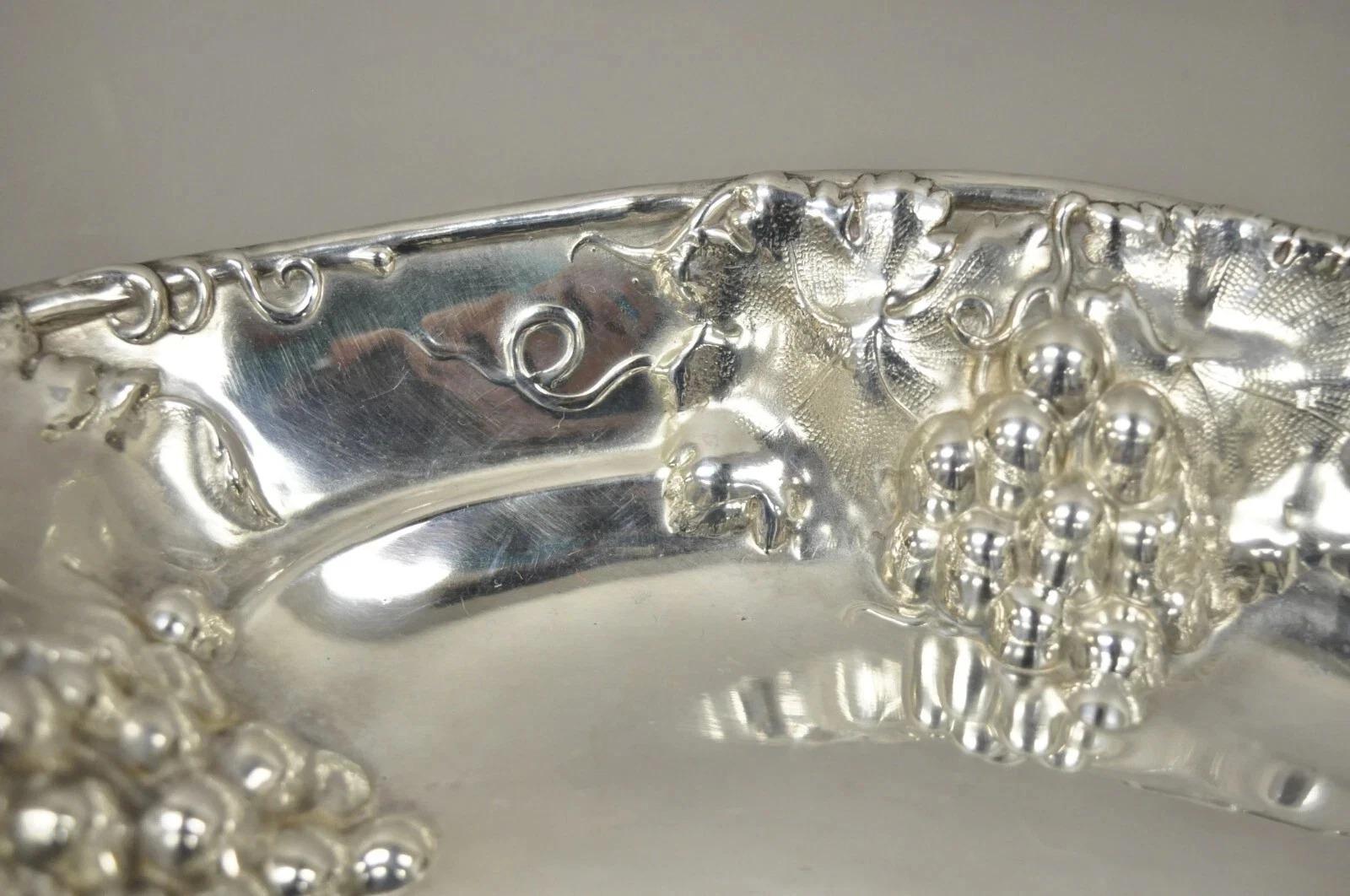 Sconosciuto Antico Homan Mfg 1685 Placcato in argento Repousse in rilievo Grapevine Bar Nut Diship in vendita