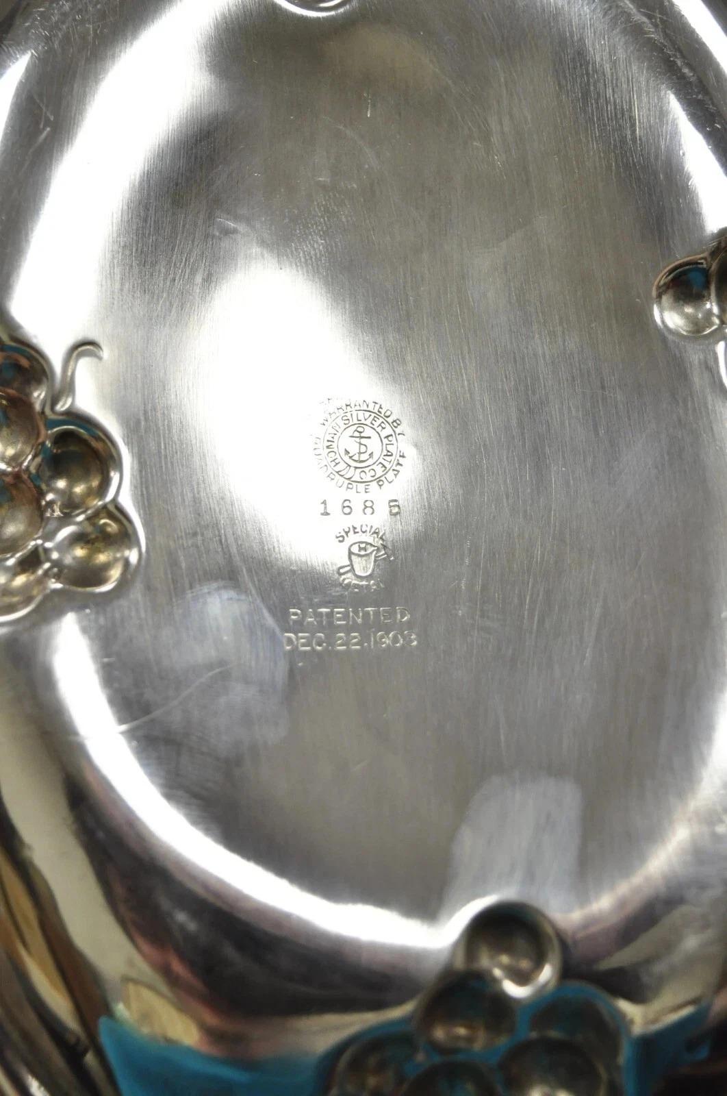 Antico Homan Mfg 1685 Placcato in argento Repousse in rilievo Grapevine Bar Nut Diship In condizioni buone in vendita a Philadelphia, PA