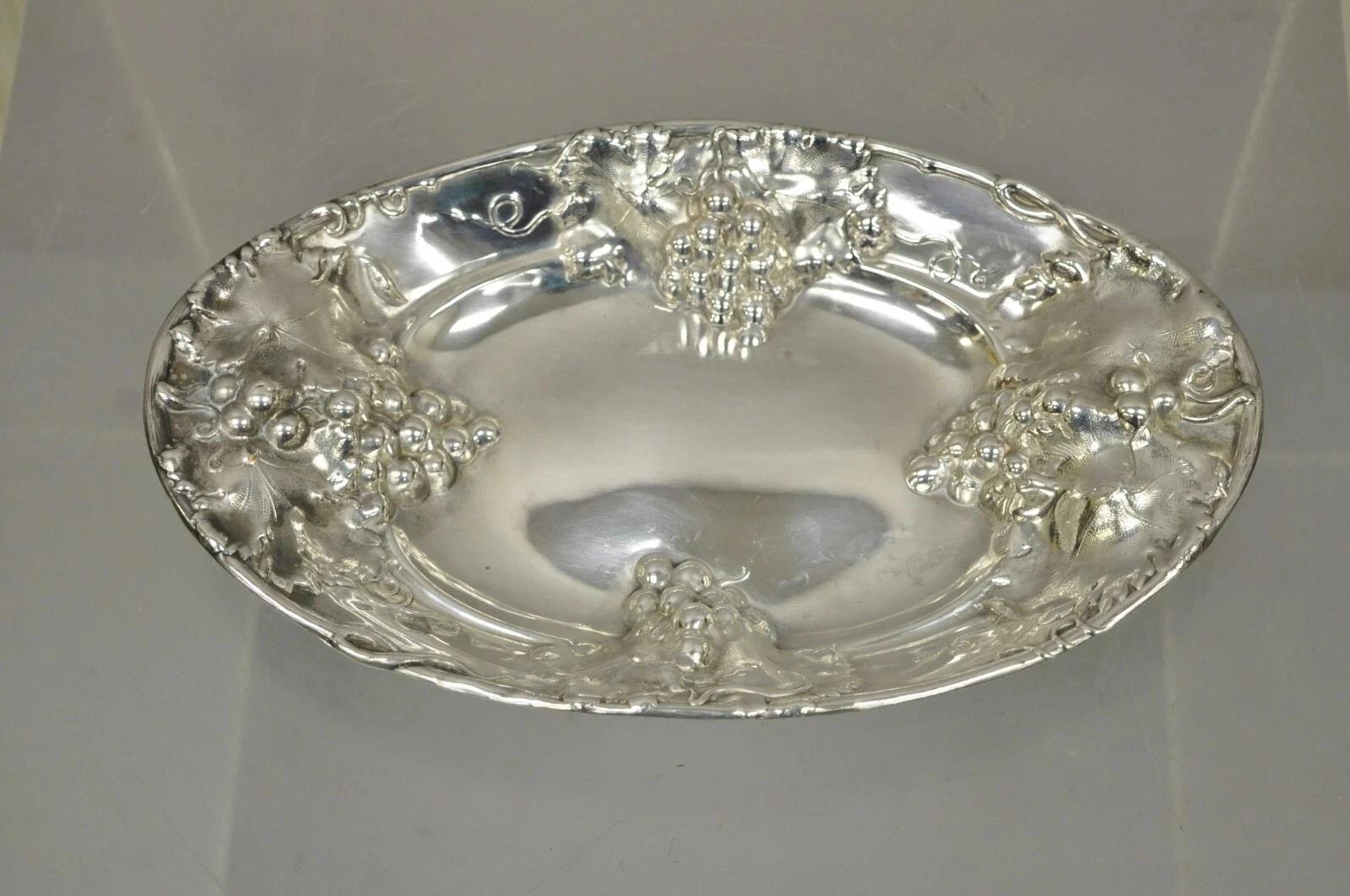 XX secolo Antico Homan Mfg 1685 Placcato in argento Repousse in rilievo Grapevine Bar Nut Diship in vendita