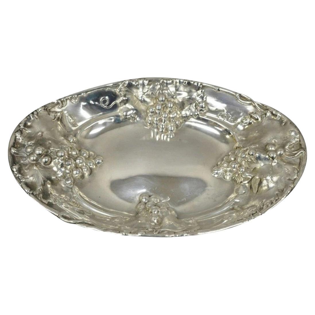 Antico Homan Mfg 1685 Placcato in argento Repousse in rilievo Grapevine Bar Nut Diship in vendita