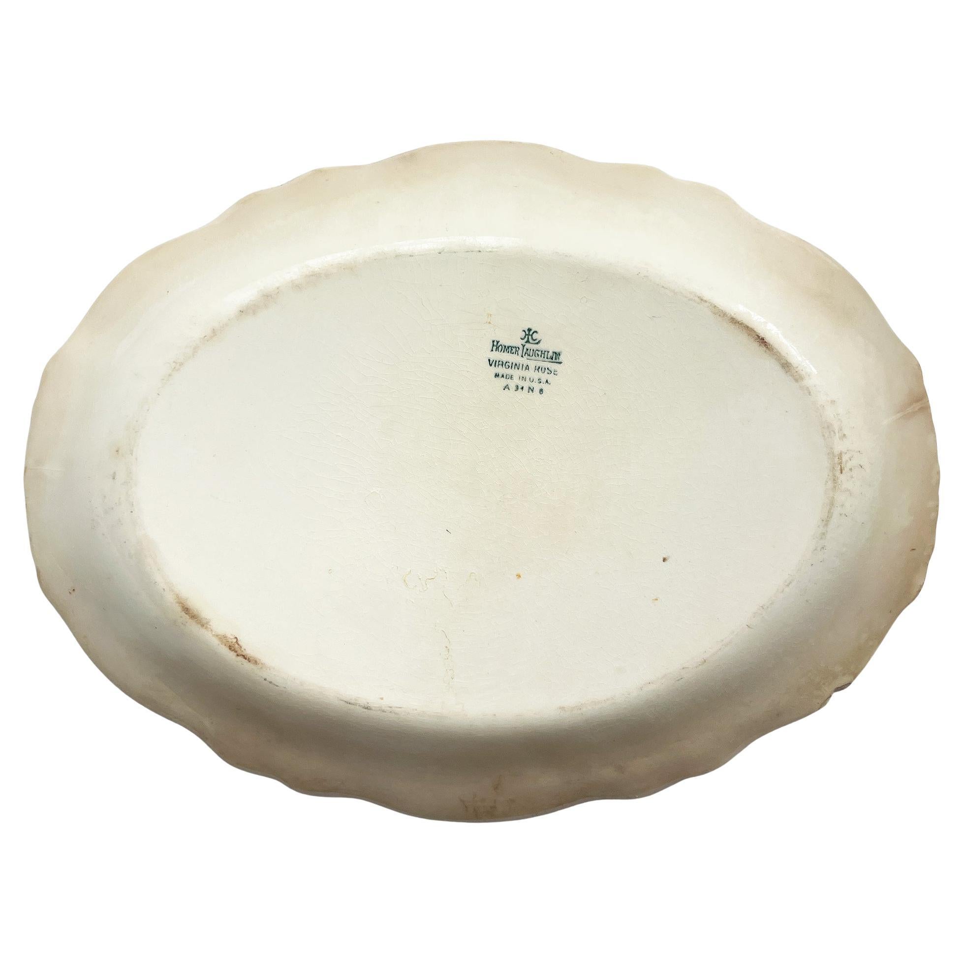 Ce plat de service ancien Homer Laughlin Virginia Rose est un bel exemple de l'art de la table américain du début du XXe siècle. Fabriquée aux États-Unis et portant sur le dessous le cachet classique de Homer Laughlin Virginia Rose, cette pièce