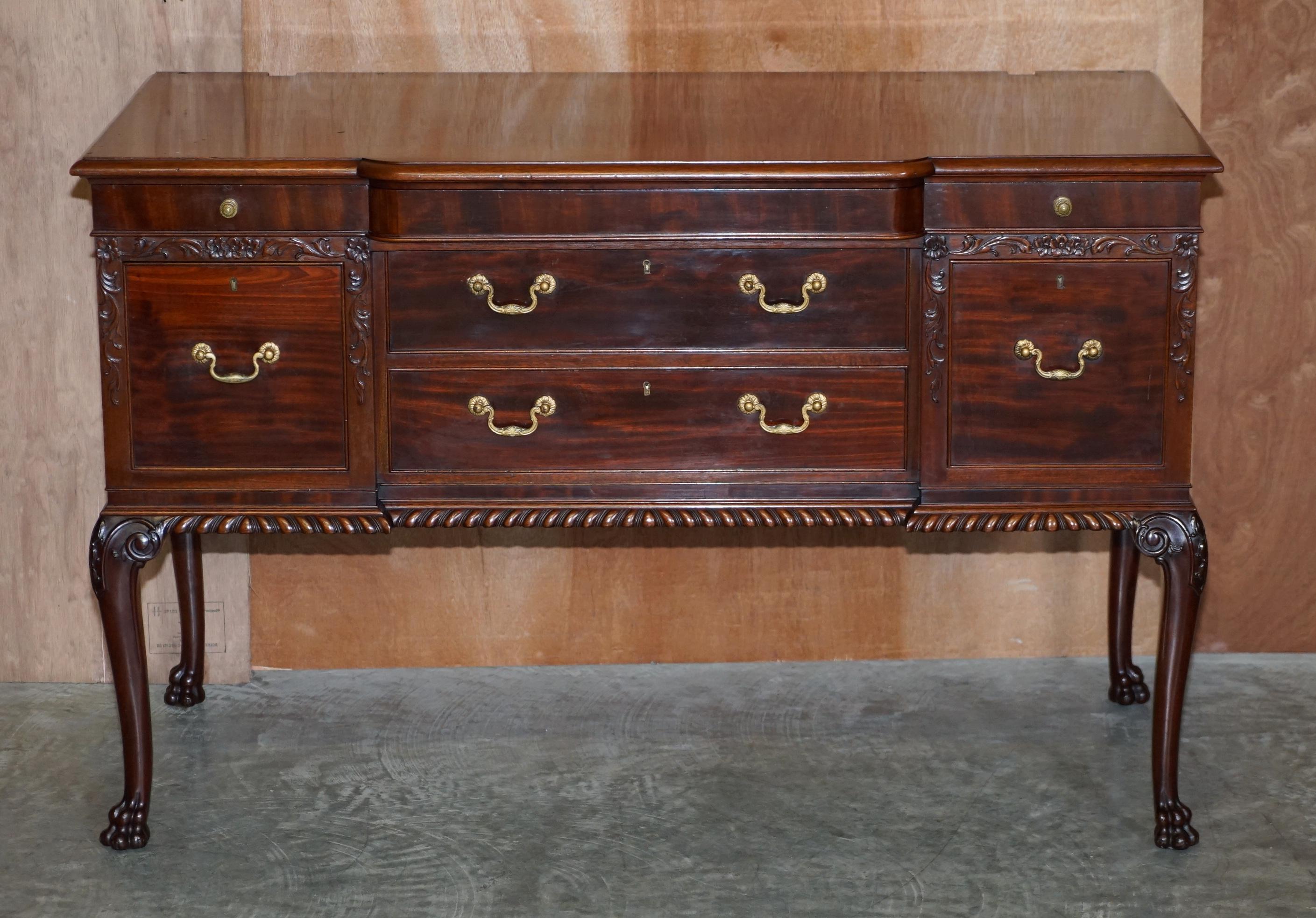 We are delighted to offer for sale this exquisite quality circa 1900 Honduras Mahogany dressing or vanity table with lion hairy paw feet

This piece is part of a large suite, I have in total a pair of occasional chairs, a large triple bank