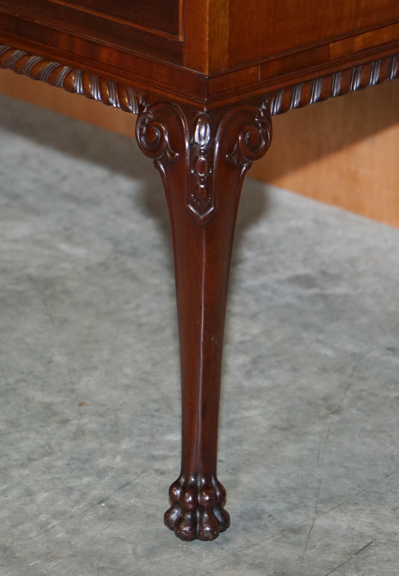 Fait main Ancienne table de toilette en bois dur du Honduras avec pieds sculptés en pattes de lion, partie de la suite en vente
