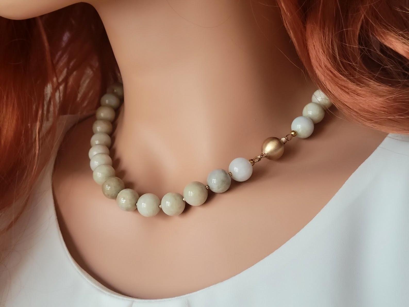 Antique Honey Tan Jade Necklace In Excellent Condition For Sale In Chesterland, OH