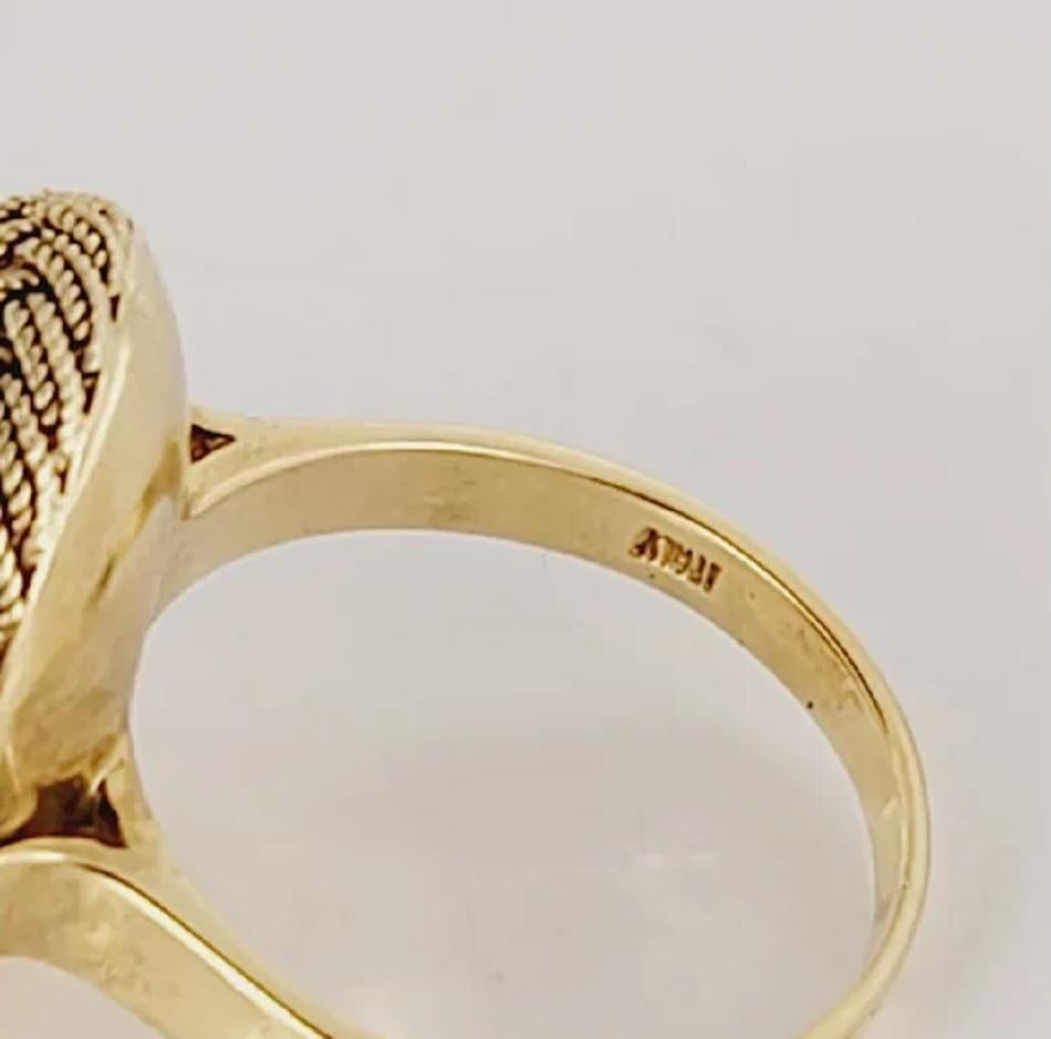 Antique Honeycomb Natural Coral Ring Set in 18K Yellow Gold In New Condition For Sale In New York, NY