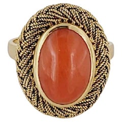 Bague ancienne en corail naturel nid d'abeille sertie d'or jaune 18 carats