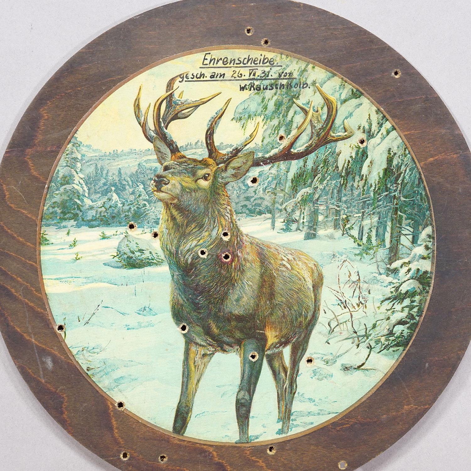 Antique Honor Shooting Target Deer in Winter 1931 (tir à la cible de cerfs en hiver)

Cible de tir d'honneur antique représentant un cerf impressionnant dans un paysage hivernal. Il porte au recto l'inscription manuscrite du vainqueur et au verso