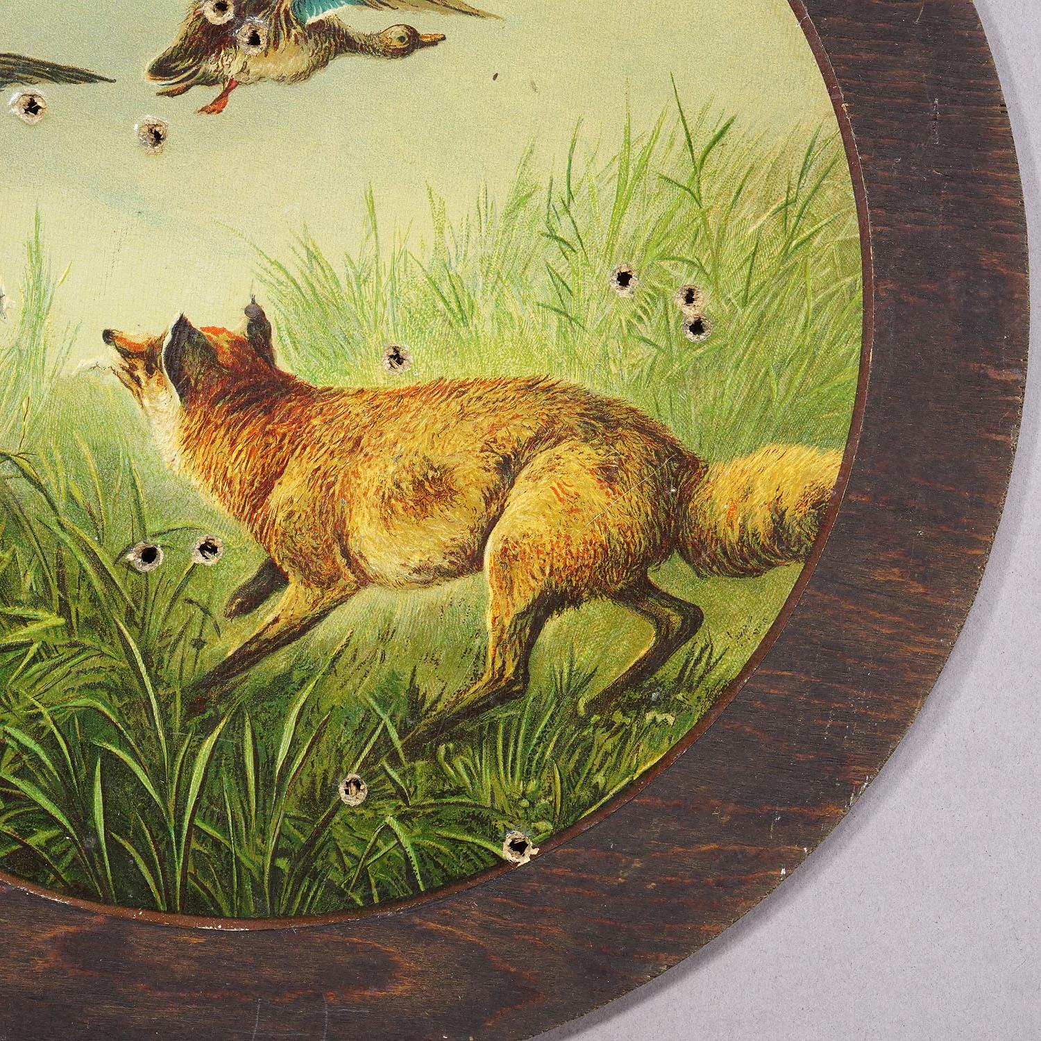 Cible d'honneur ancienne avec renard et canards, Allemagne, années 1930

Une cible de tir d'honneur antique. La plaque en bois est décorée d'une impression colorée représentant un renard chassant des canards. Il porte au recto l'inscription