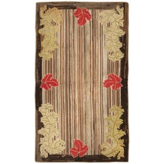 Antique Hooked American Rug. Size: 4 ft 5 in x 7 ft 9 in (1.35 m x 2.36 m)