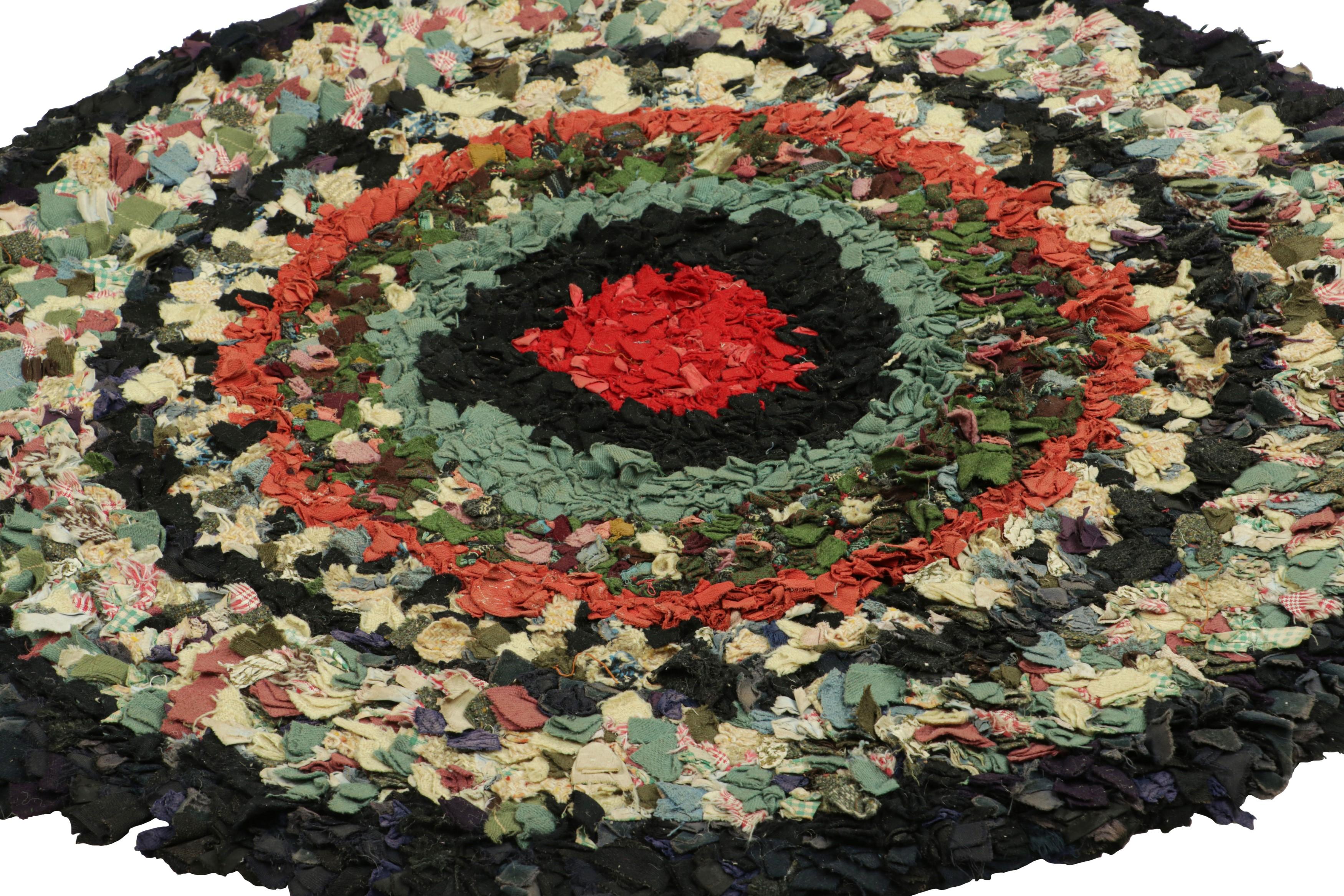 Noué à la main Ancien tapis circulaire à capuche avec motifs géométriques polychromes  Rug & Kilim en vente